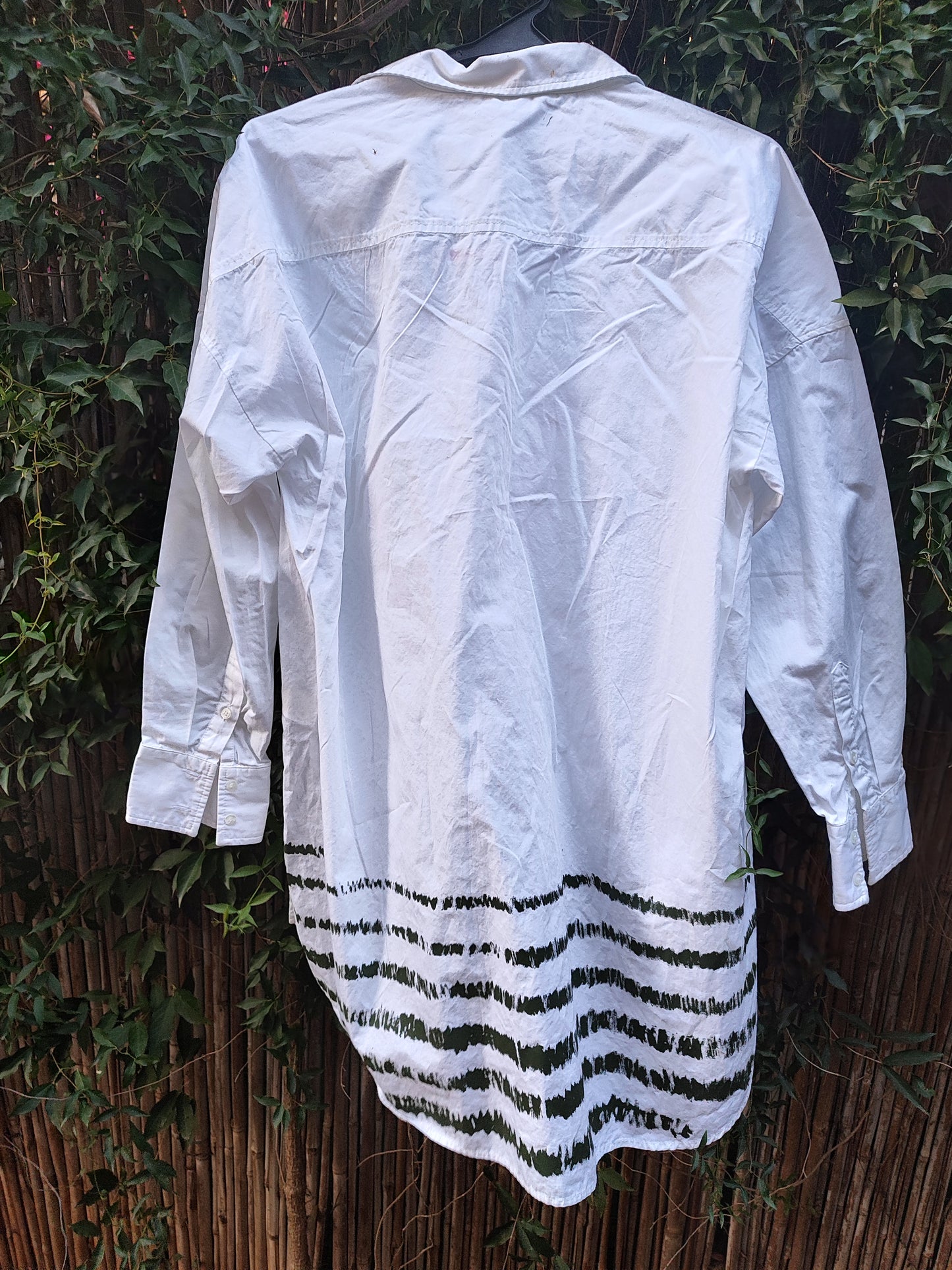 חולצת לבנה מכופתרת פסי זיגזג שחורים by Zara - Size M