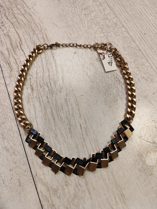 שרשרת זהב בשילוב צורות גאומטריות - Image 2