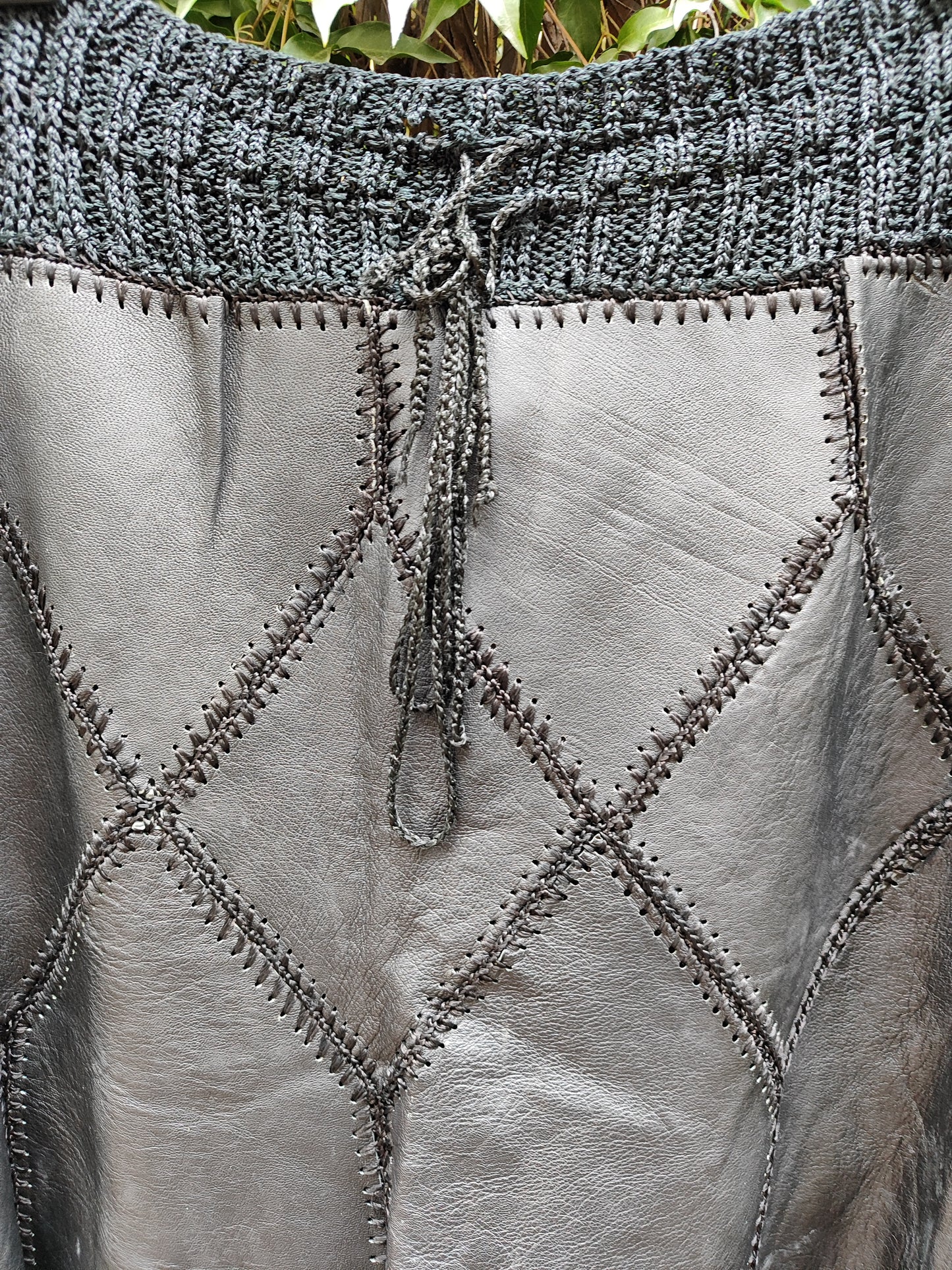 חצאית עור שחורה טלאים בחגורת סריגה - Image 2