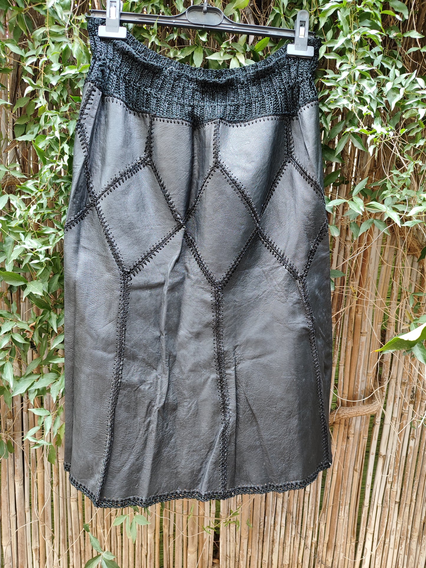 חצאית עור שחורה טלאים בחגורת סריגה - Image 3