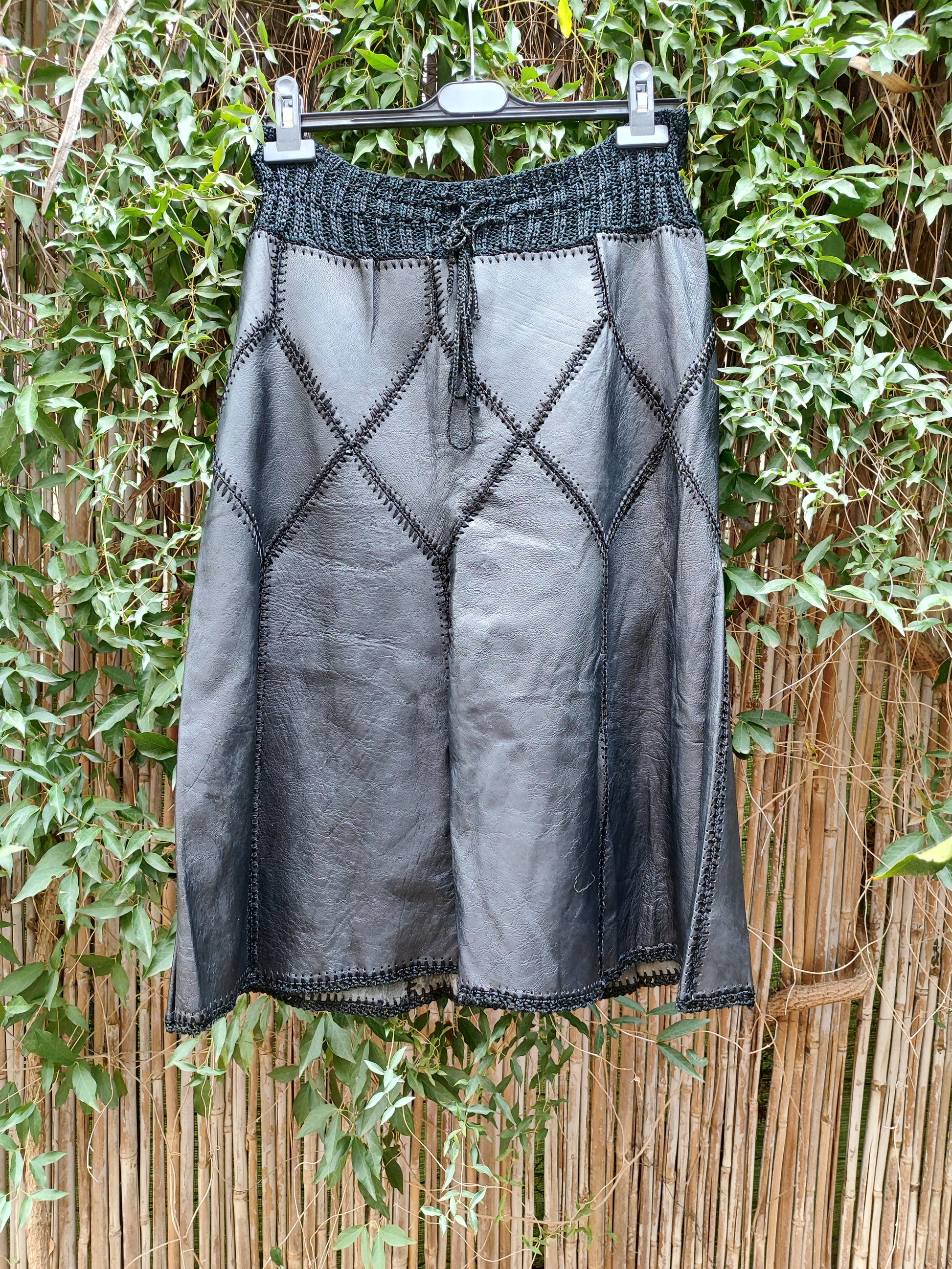 חצאית עור שחורה טלאים בחגורת סריגה - Image 4