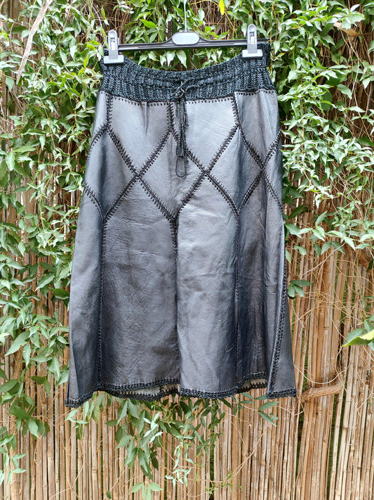 חצאית עור שחורה טלאים בחגורת סריגה - Image 4