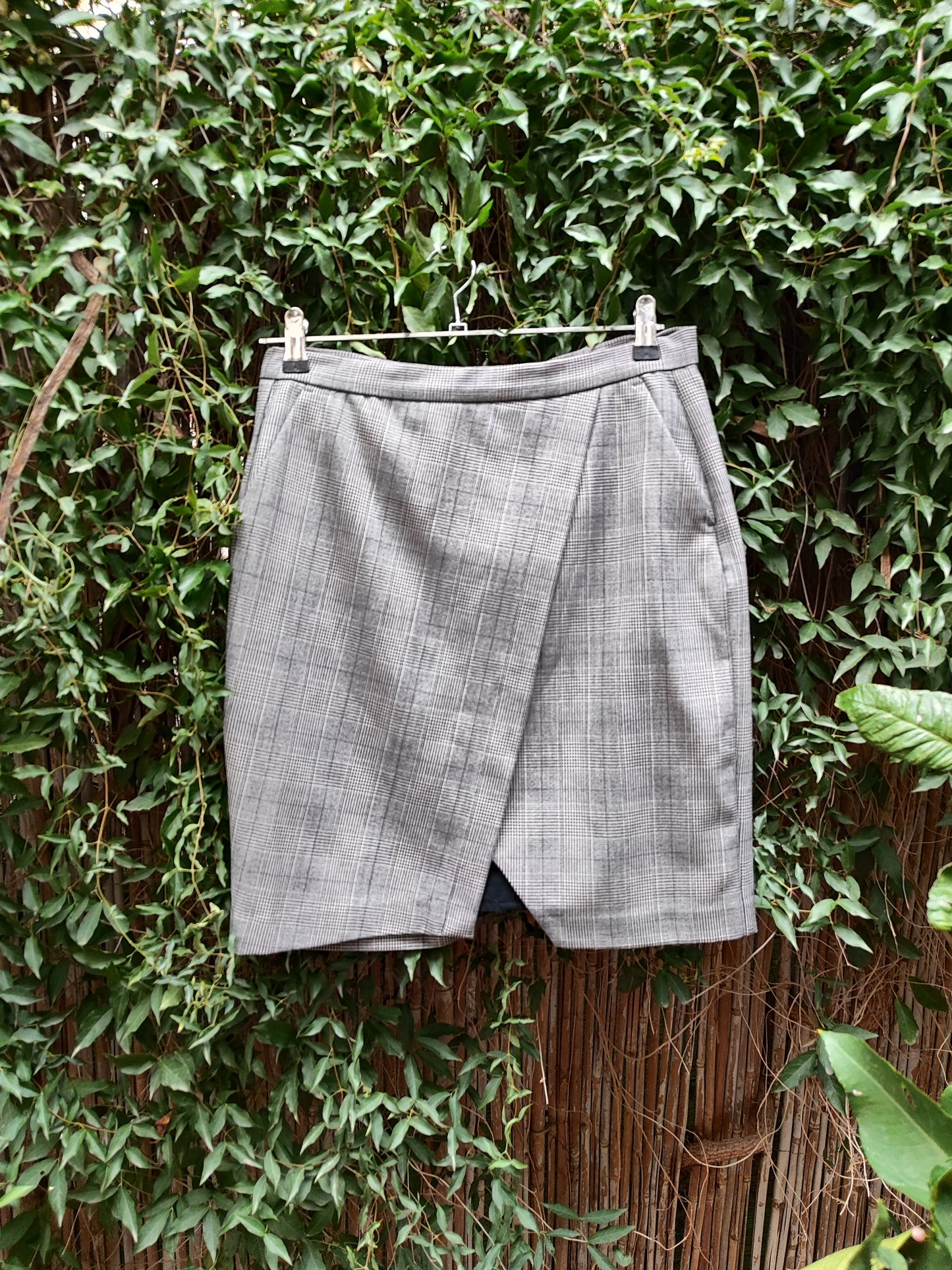 חצאית אפורה משובצת מעטפת  by בננה ריפבליק - Size 40