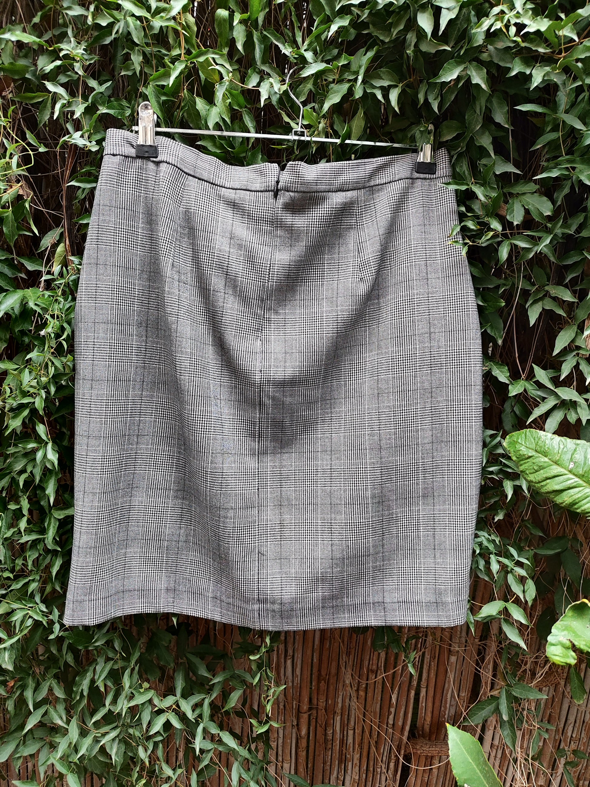 חצאית אפורה משובצת מעטפת  - Image 2 by בננה ריפבליק