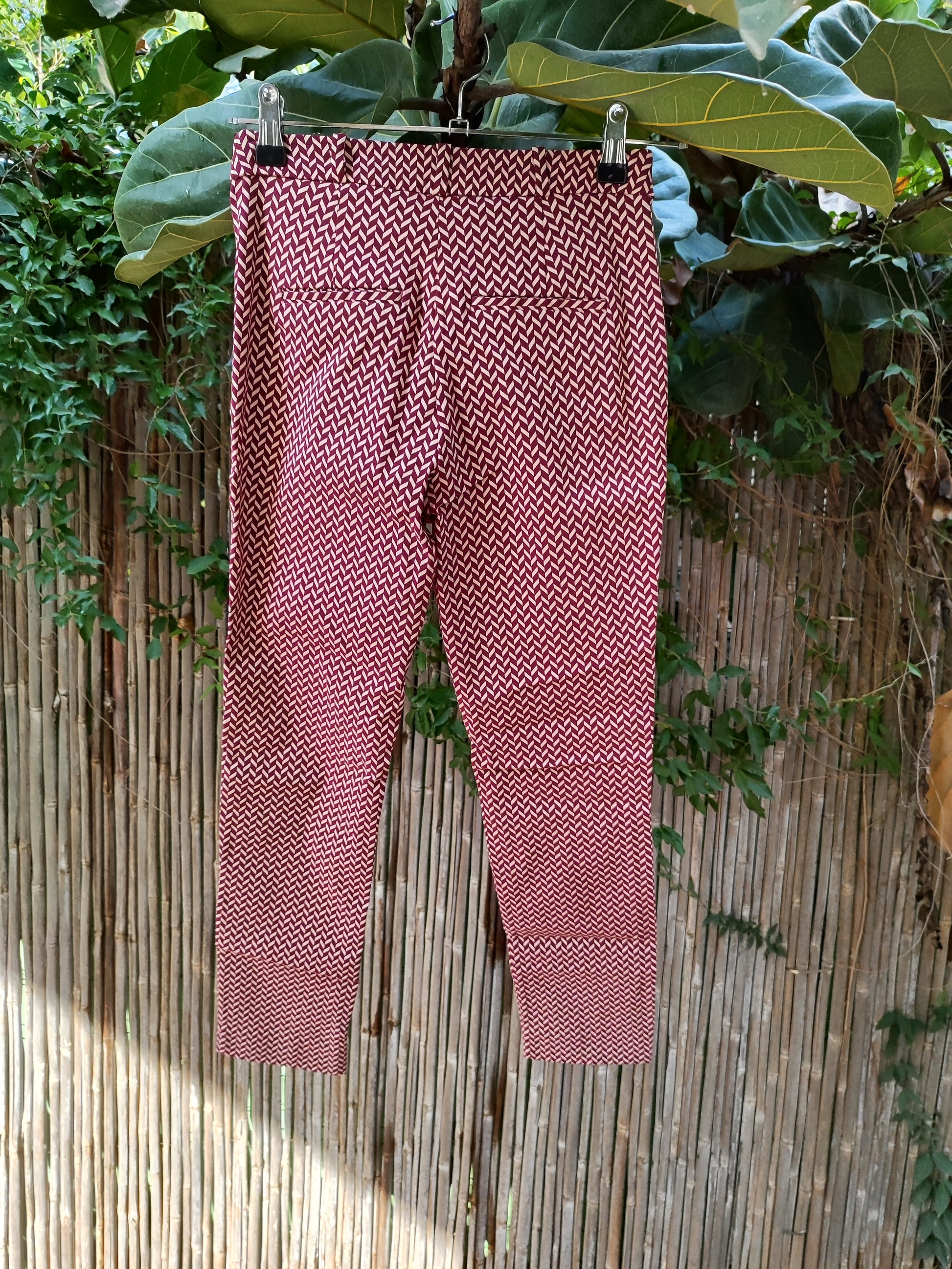 מכנסיים בורדו בשורות של קוי קרם - Image 2 by Mango