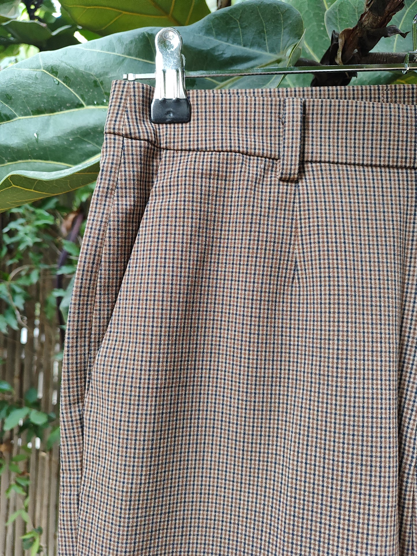 מכנסיים משובצים בגווני חום קלאסים - Image 2 by יוניקלו