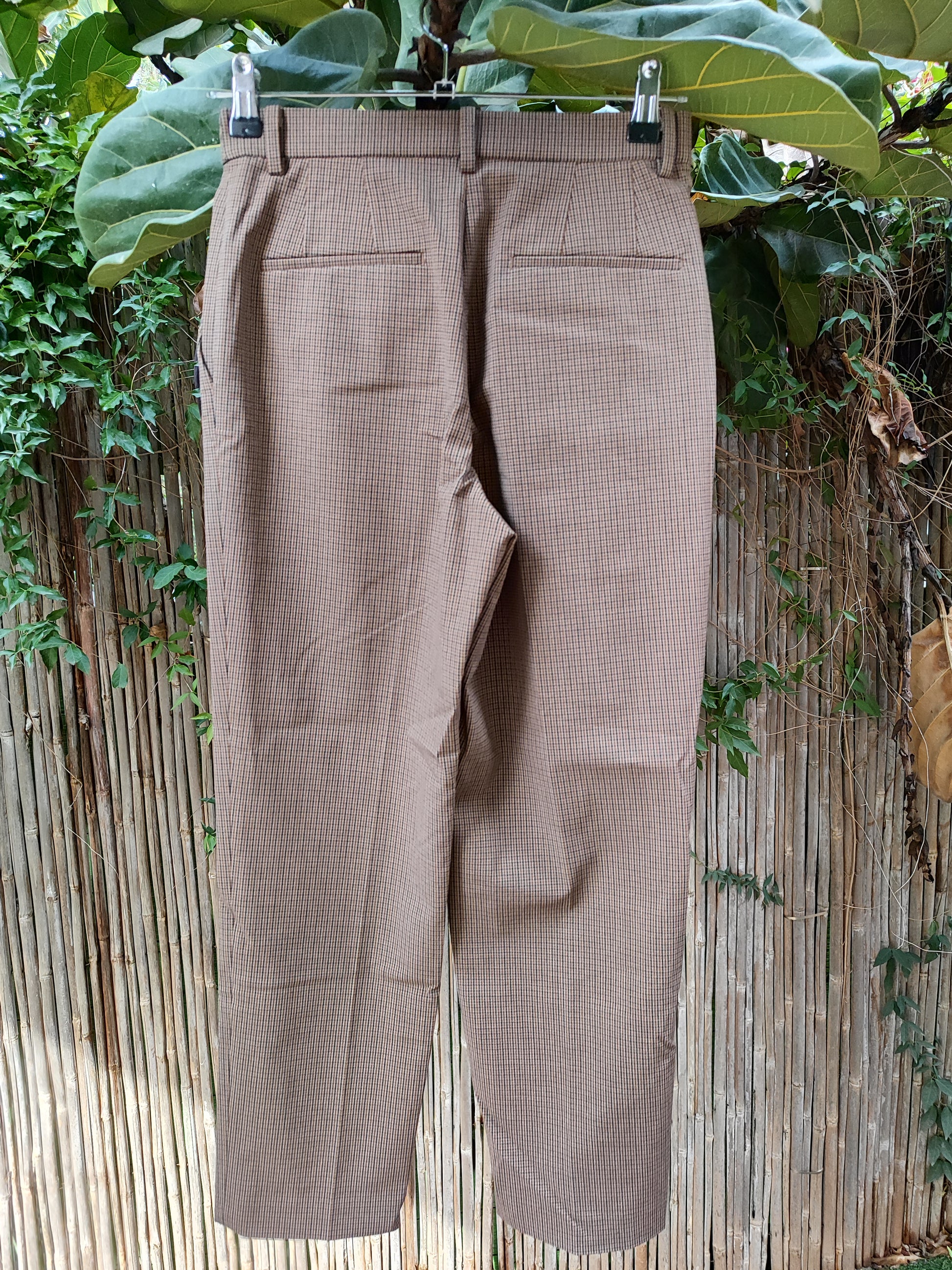 מכנסיים משובצים בגווני חום קלאסים - Image 3 by יוניקלו