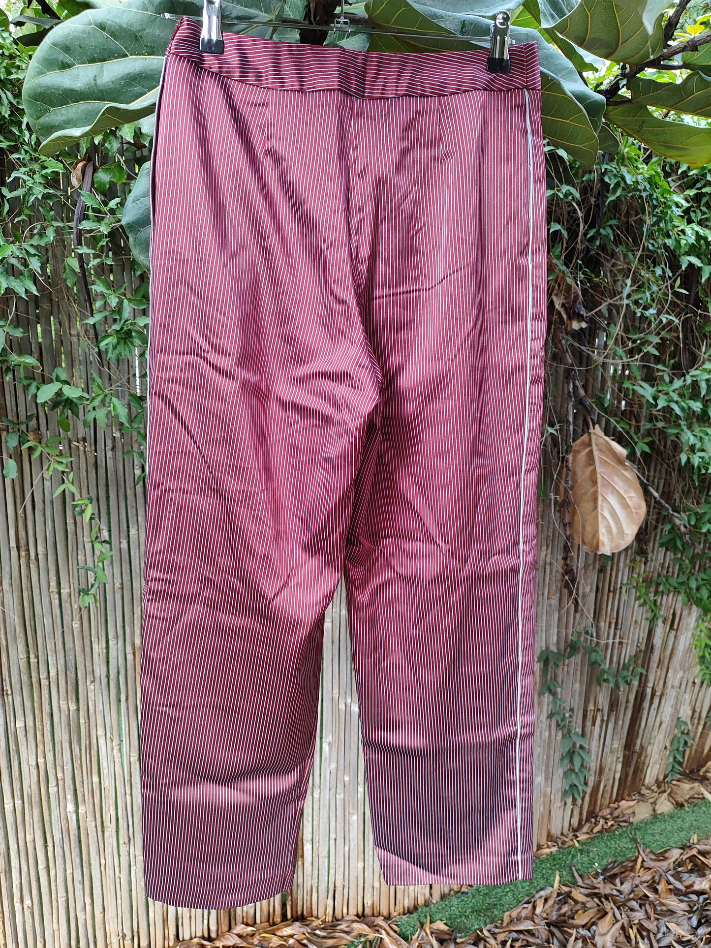 מכנסיי פסים אדום אפור בהברקה קלילה - Size 36