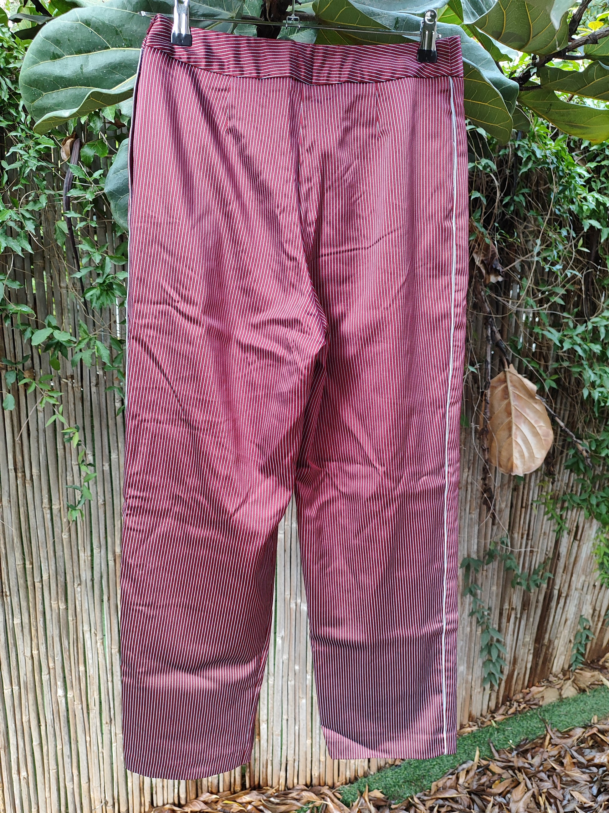 מכנסיי פסים אדום אפור בהברקה קלילה - Size 36