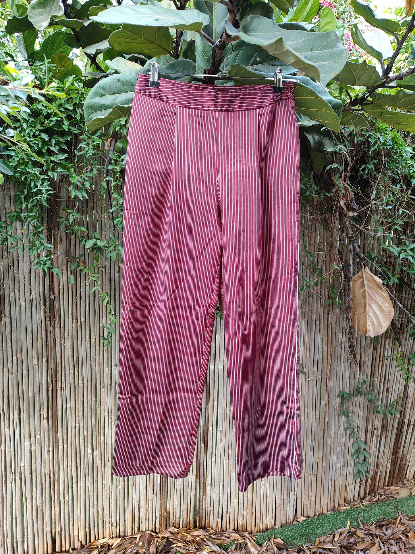 מכנסיי פסים אדום אפור בהברקה קלילה - Image 2