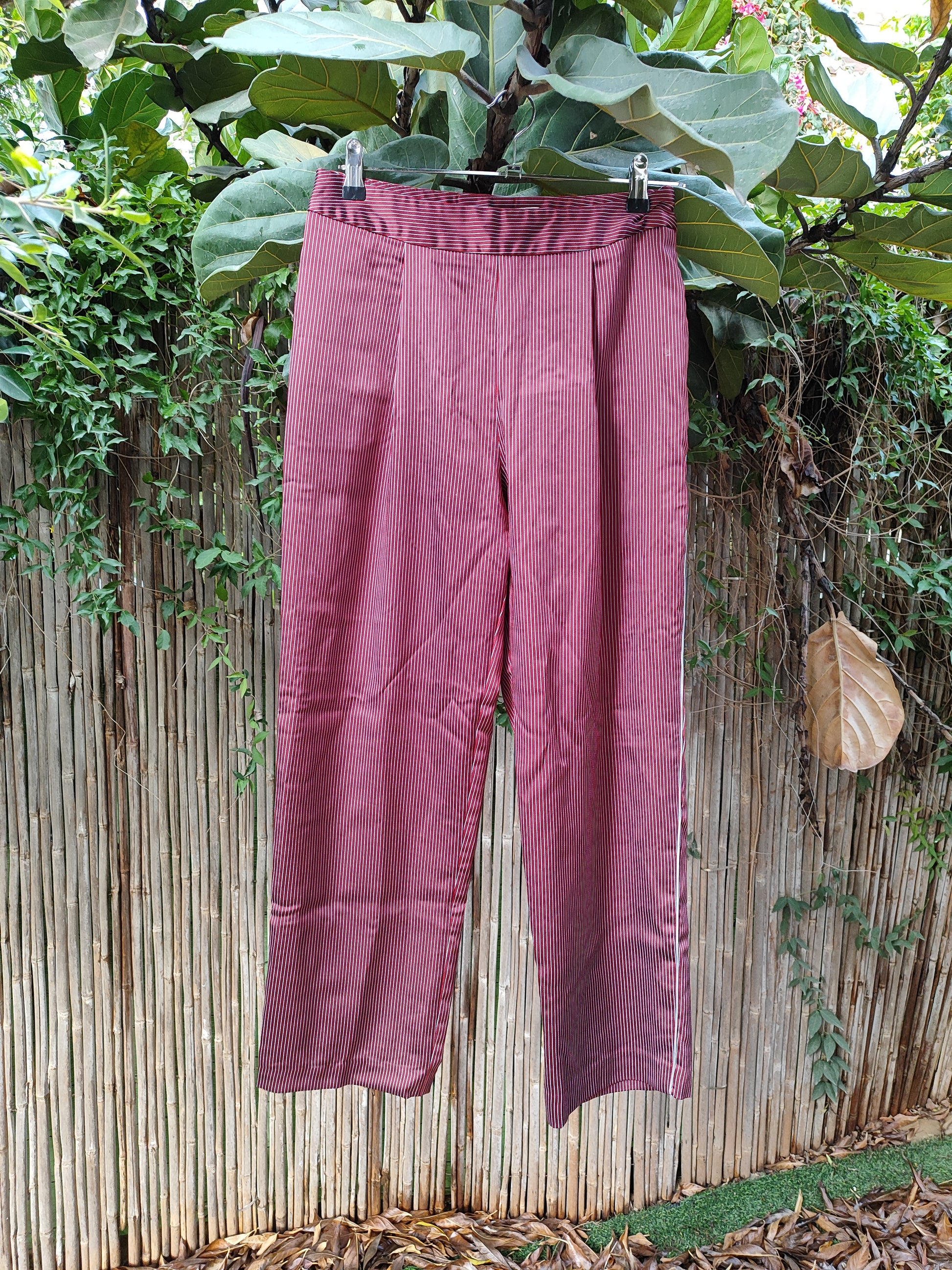 מכנסיי פסים אדום אפור בהברקה קלילה - Image 2