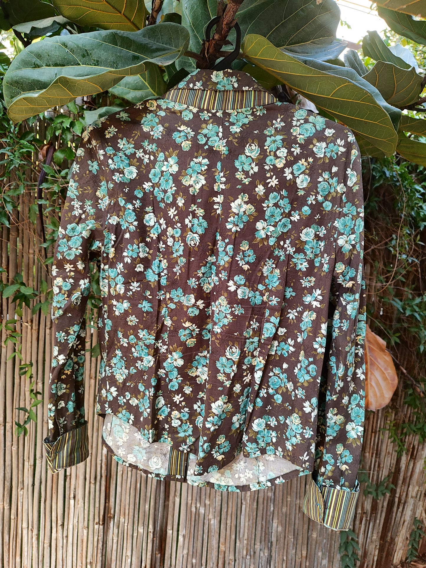 חולצה במראה וינטג' פרחונית תעלת על רקע חום by LAU - Size S