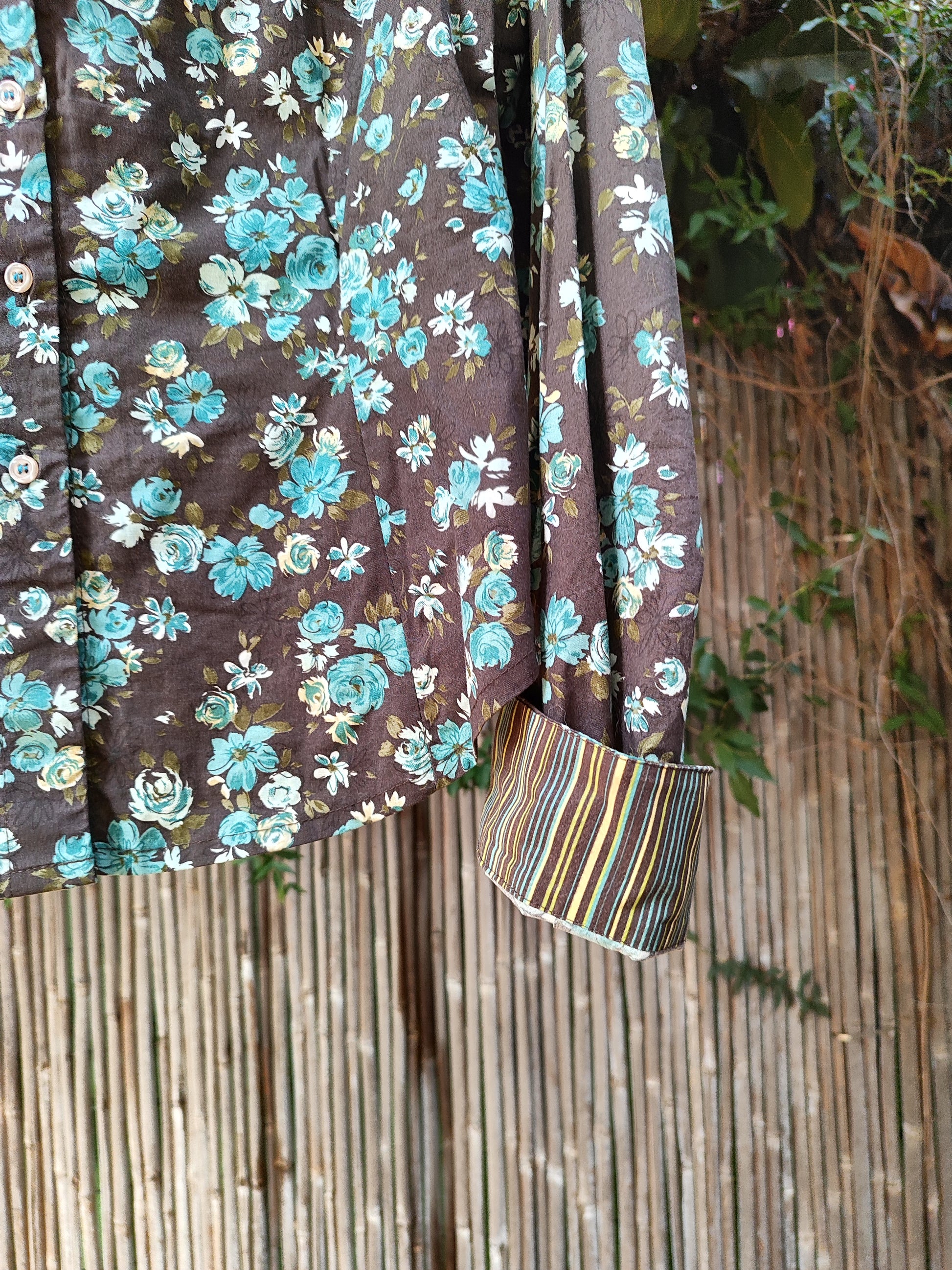 חולצה במראה וינטג' פרחונית תעלת על רקע חום - Image 2 by LAU