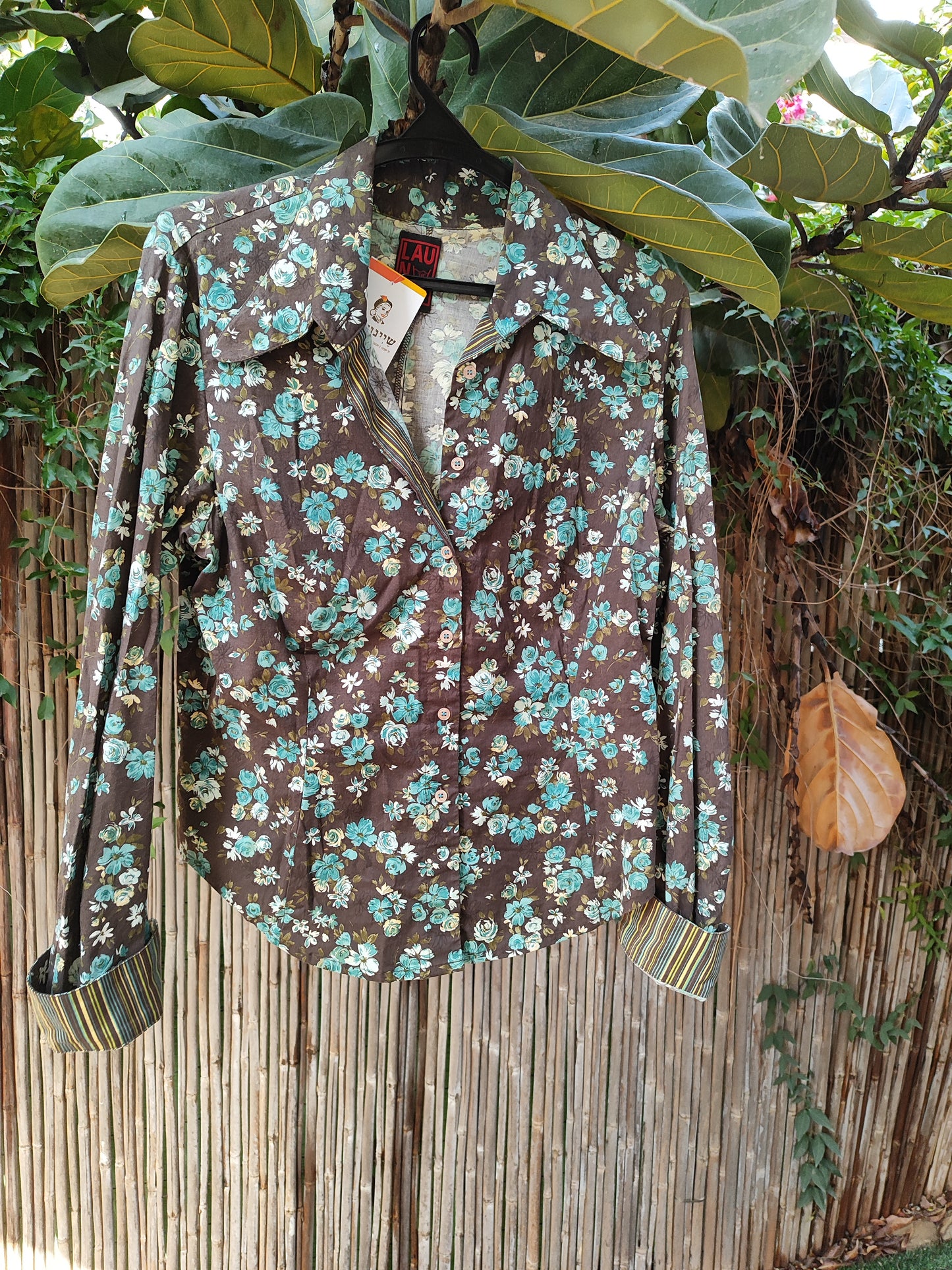 חולצה במראה וינטג' פרחונית תעלת על רקע חום - Image 3 by LAU