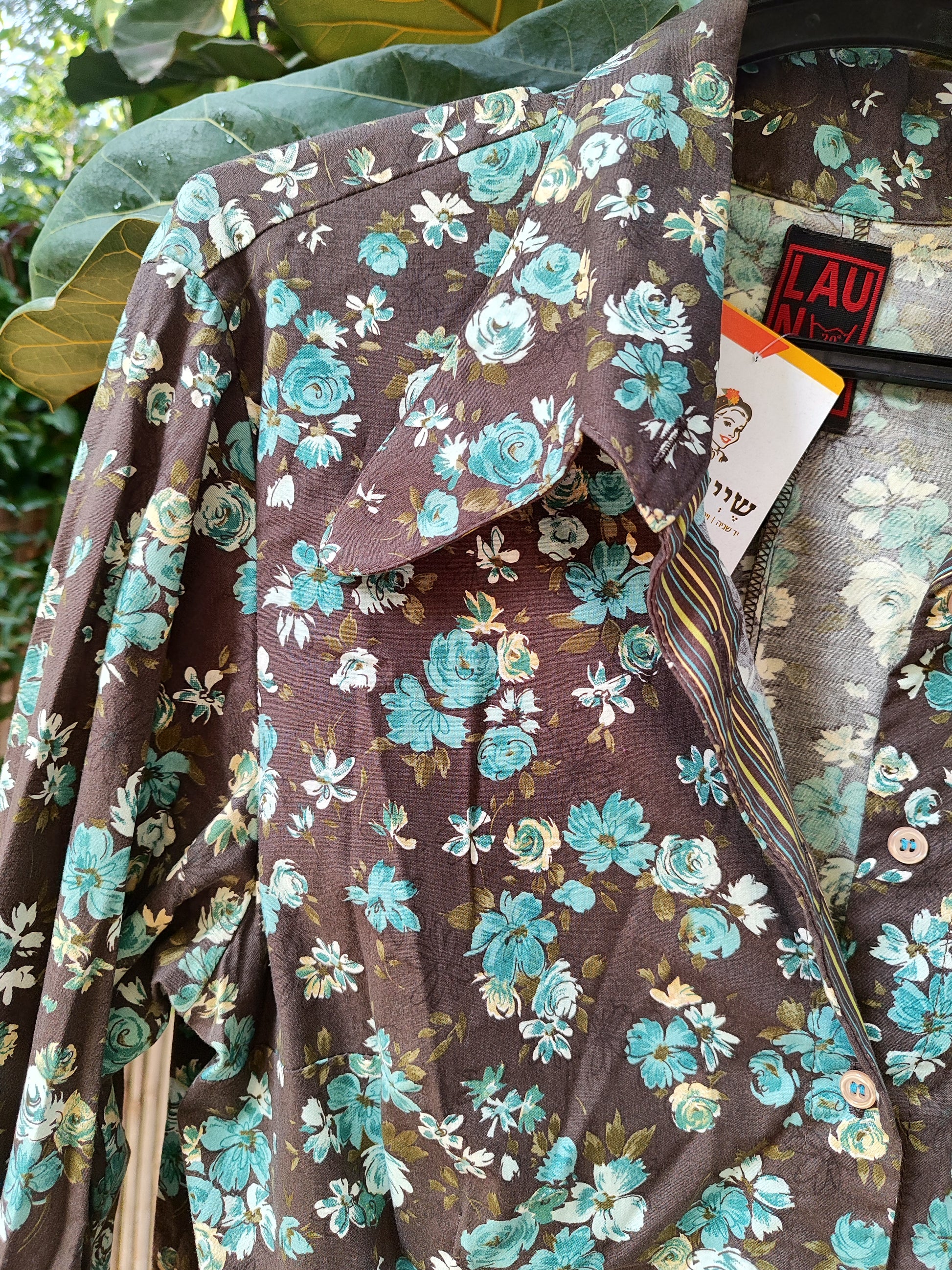 חולצה במראה וינטג' פרחונית תעלת על רקע חום - Image 4 by LAU