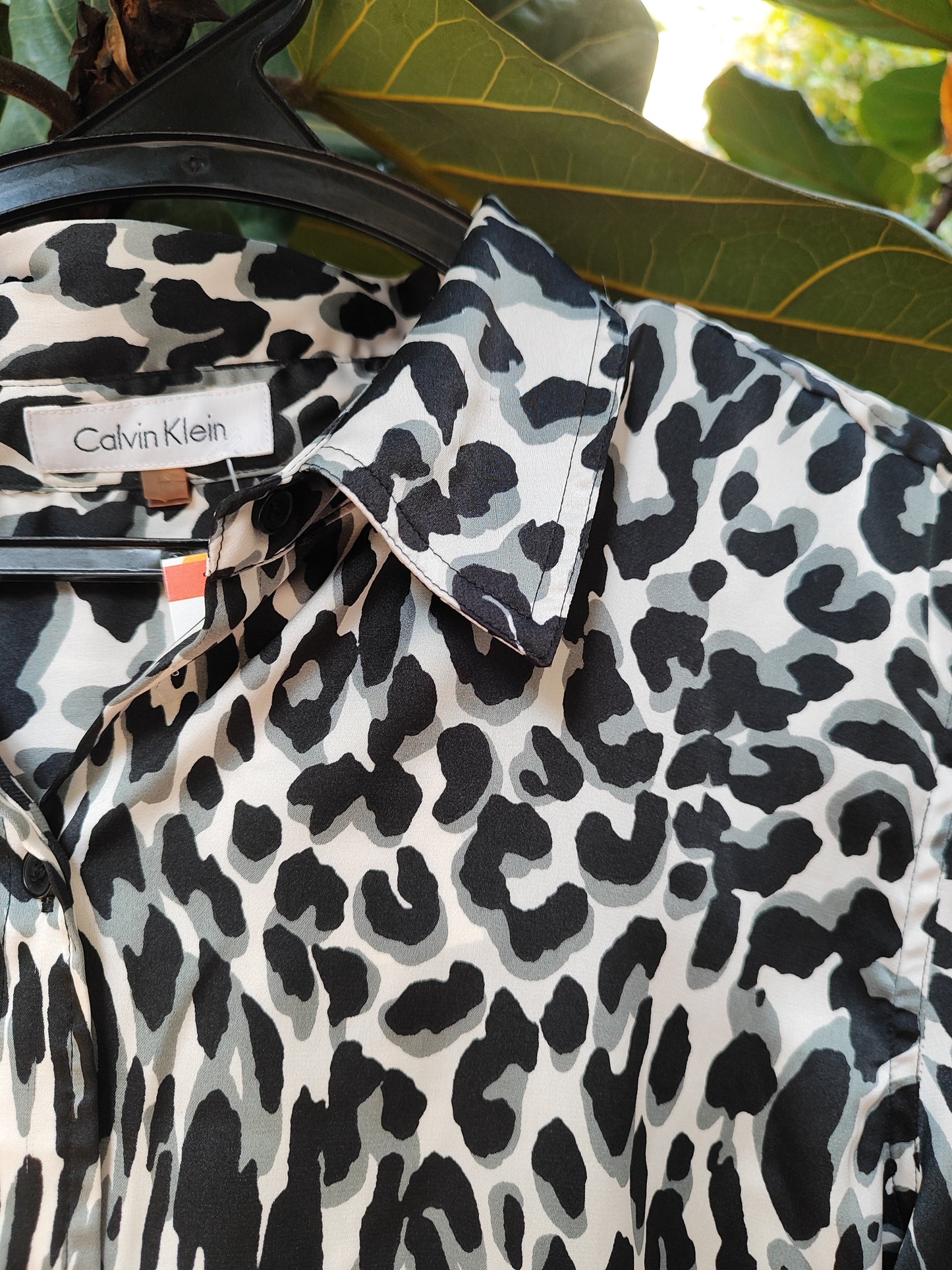 חולצה מנומרת בגווני לבן אפור שחור by קלווין קליין - Size L