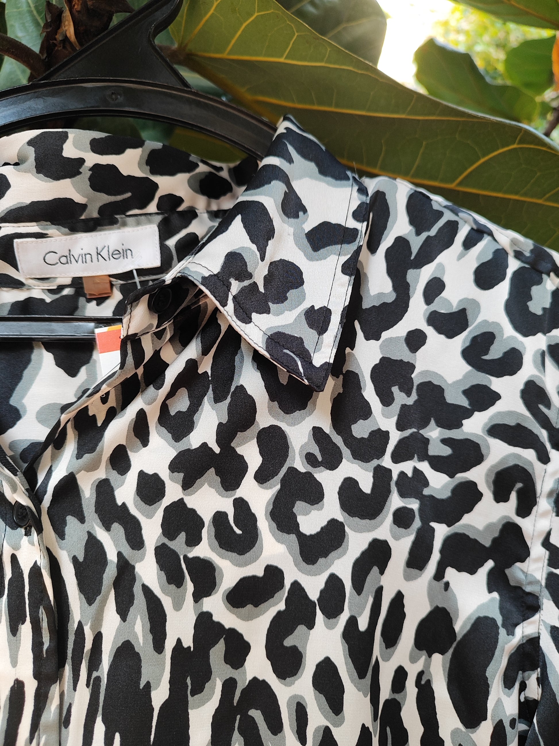 חולצה מנומרת בגווני לבן אפור שחור by קלווין קליין - Size L