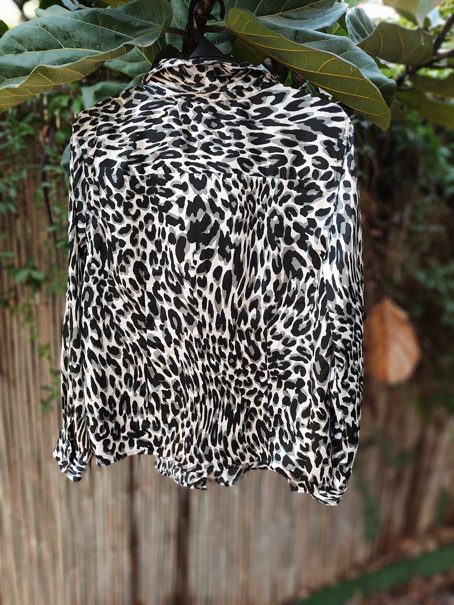 חולצה מנומרת בגווני לבן אפור שחור - Image 4 by קלווין קליין