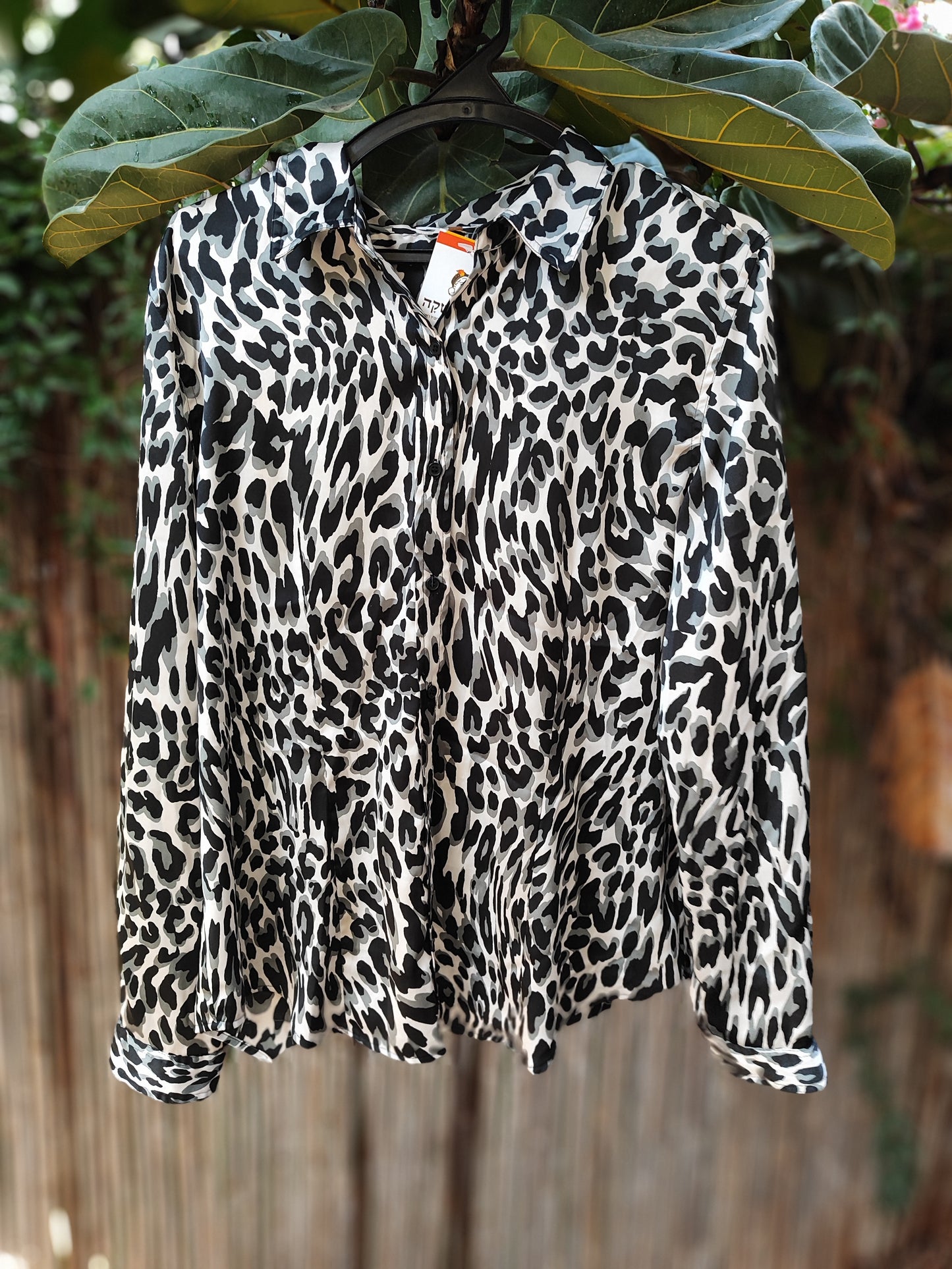 חולצה מנומרת בגווני לבן אפור שחור - Image 5 by קלווין קליין