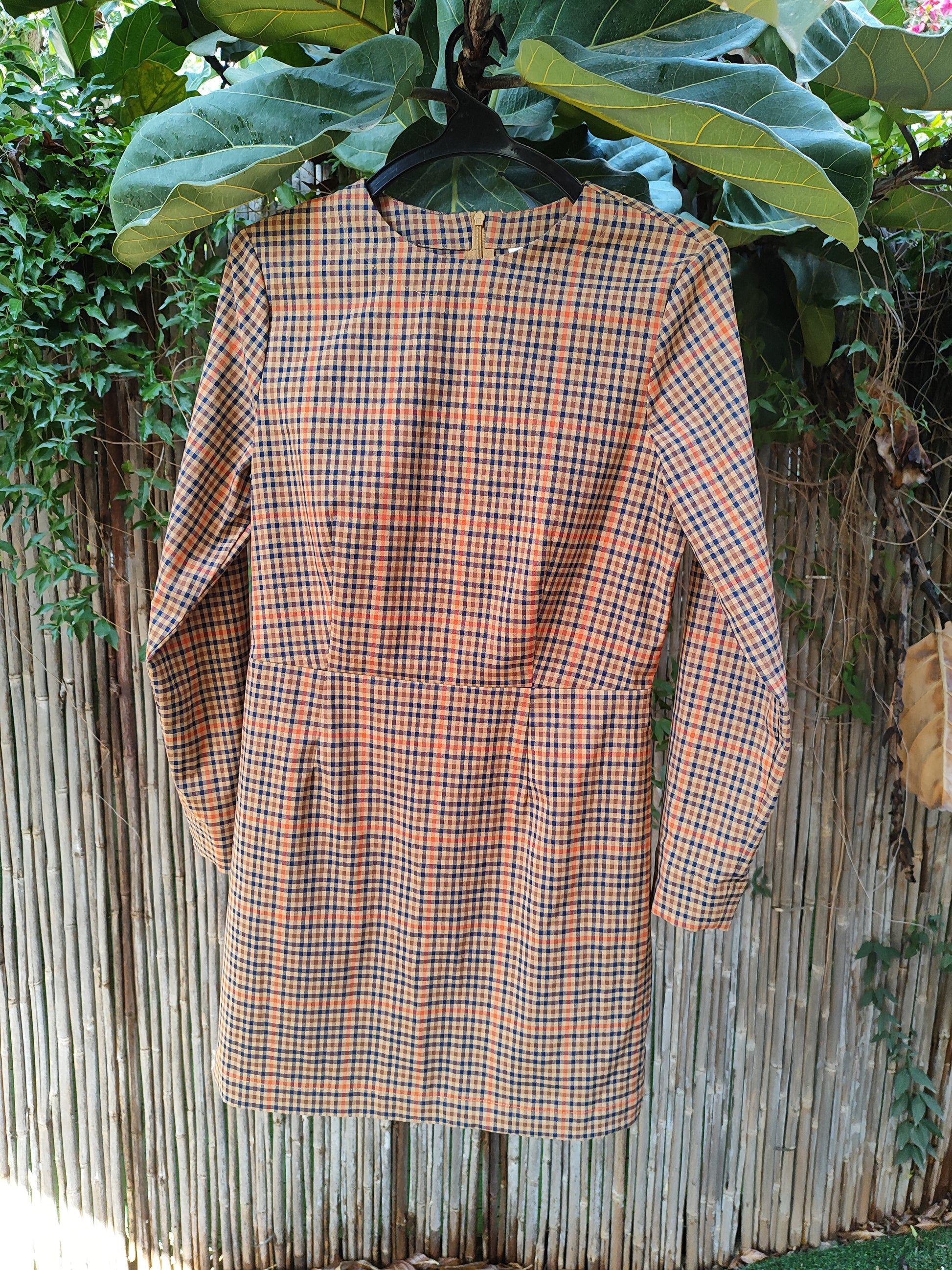 שמלת משובצת בגווני חום במראה וינטג' - Image 3 by H. M