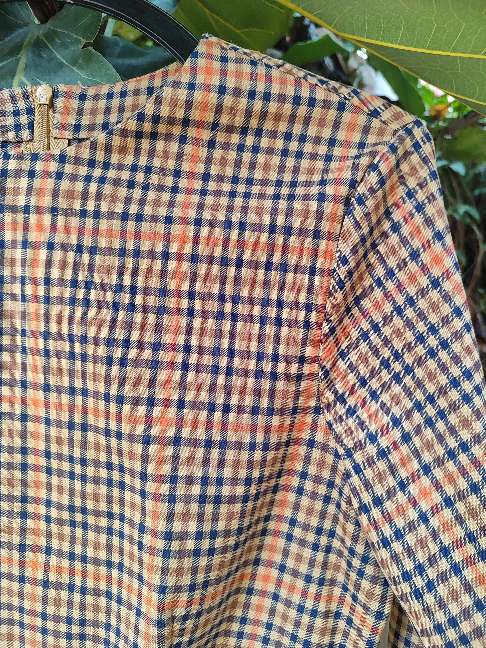 שמלת משובצת בגווני חום במראה וינטג' - Image 5 by H. M