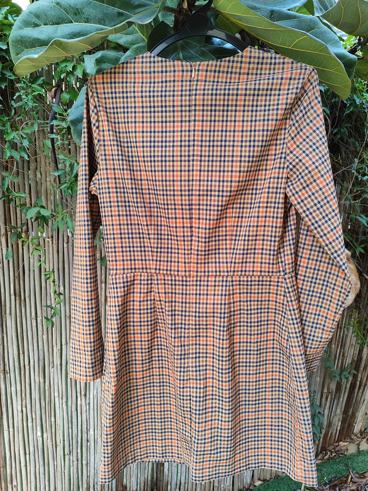 שמלת משובצת בגווני חום במראה וינטג' - Image 4 by H. M