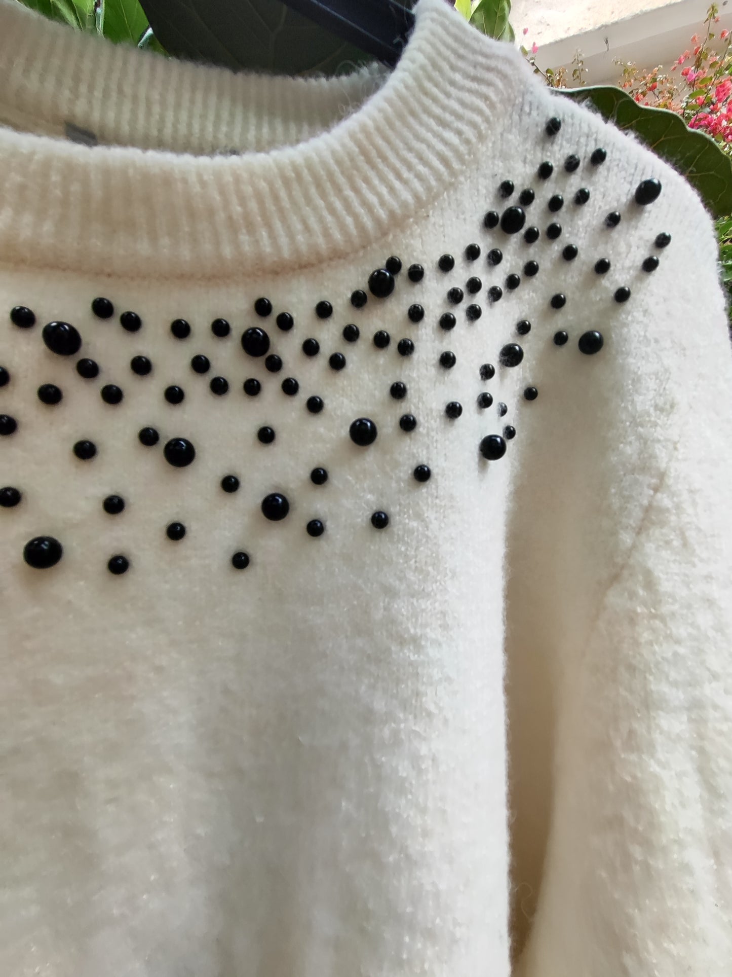 סוודר לבן בפנינים שחורים משגע - Image 2 by H&M