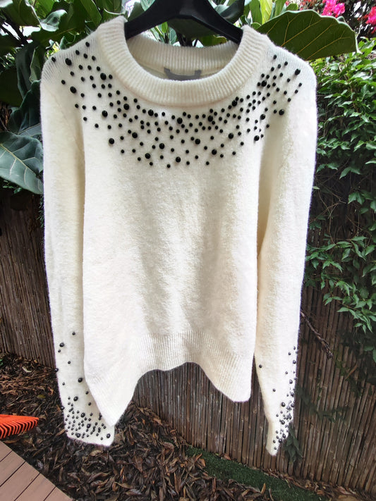 סוודר לבן בפנינים שחורים משגע by H&M - Size L
