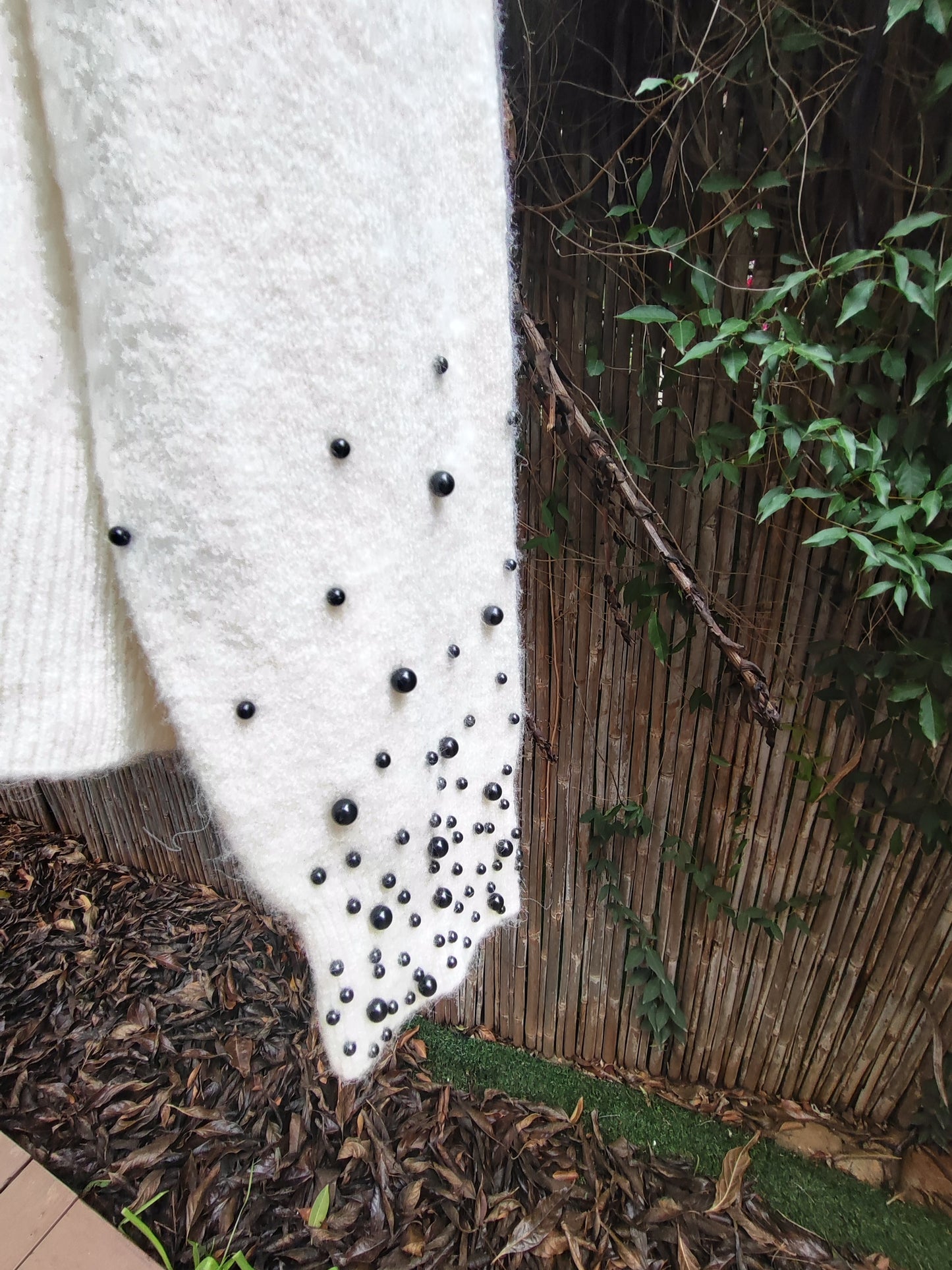 סוודר לבן בפנינים שחורים משגע - Image 3 by H&M