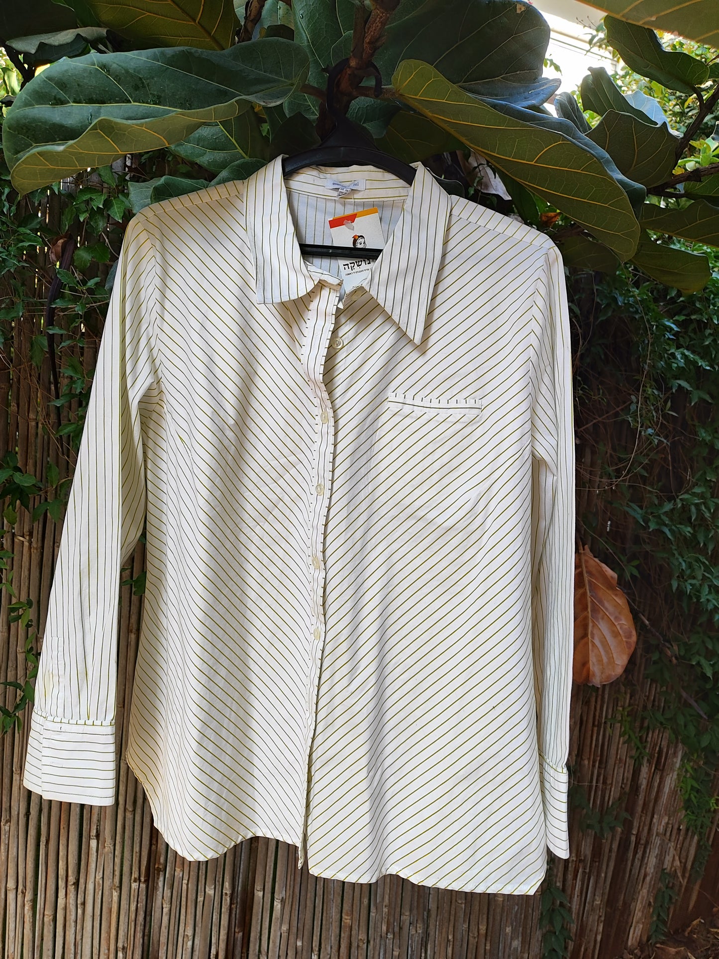 חולצת פסים לבנה אלכסונית  - Image 2 by Everyday