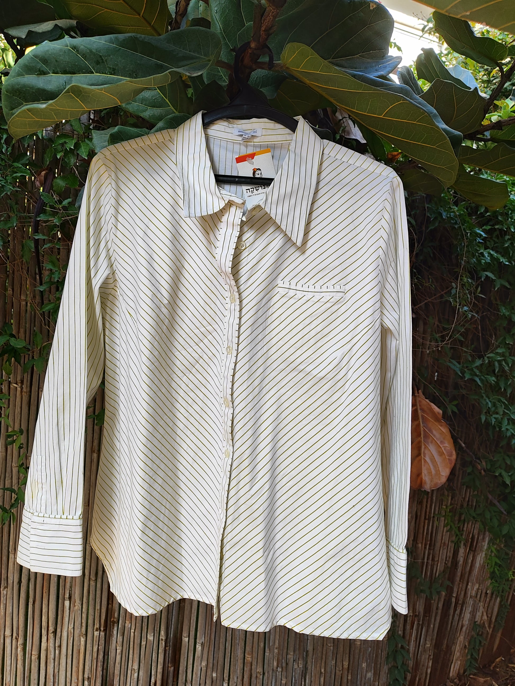 חולצת פסים לבנה אלכסונית  - Image 2 by Everyday