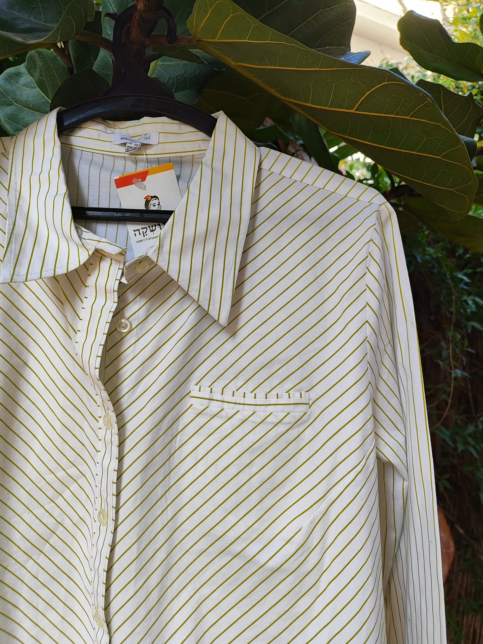 חולצת פסים לבנה אלכסונית  - Image 3 by Everyday