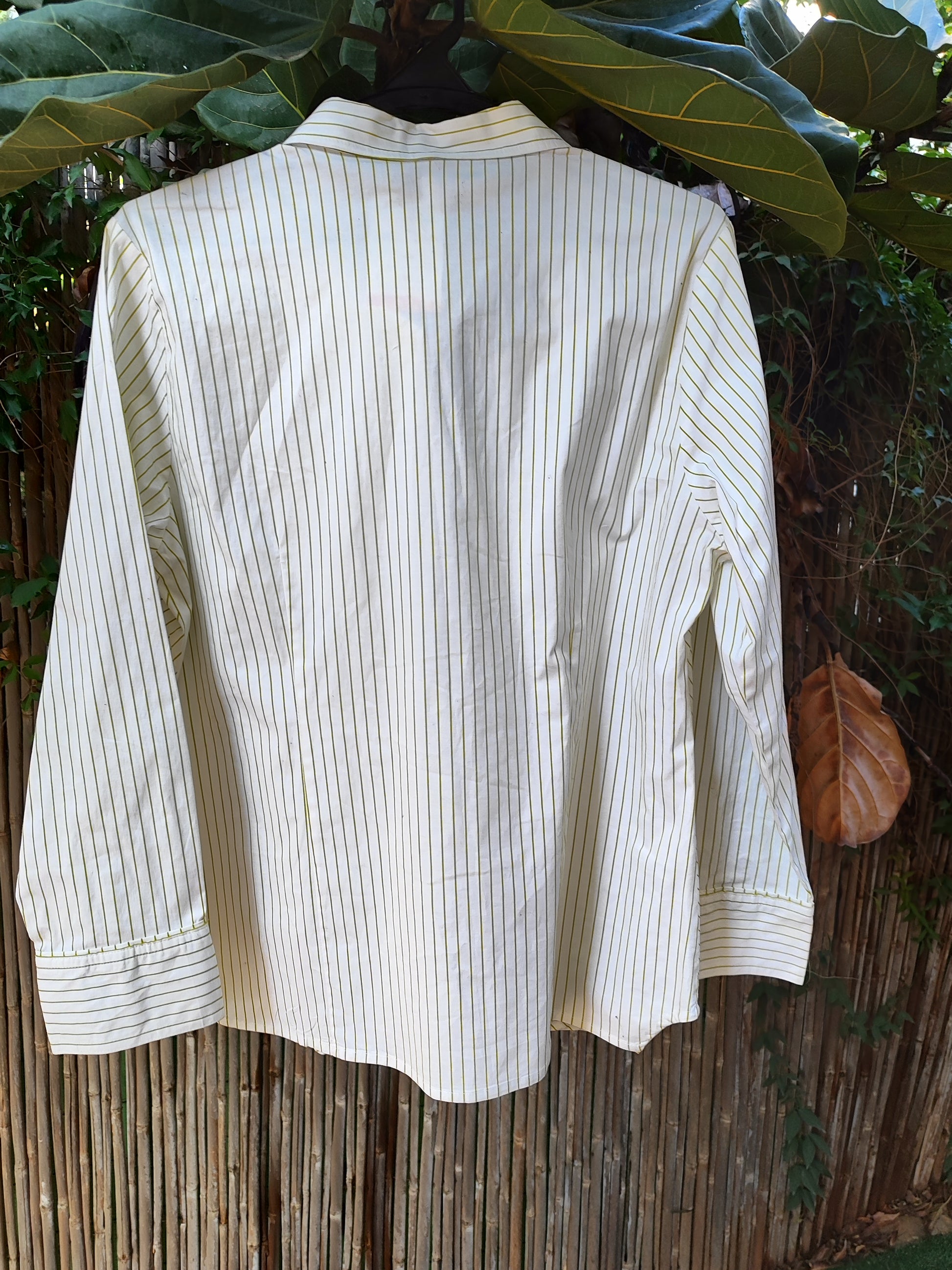 חולצת פסים לבנה אלכסונית  - Image 4 by Everyday