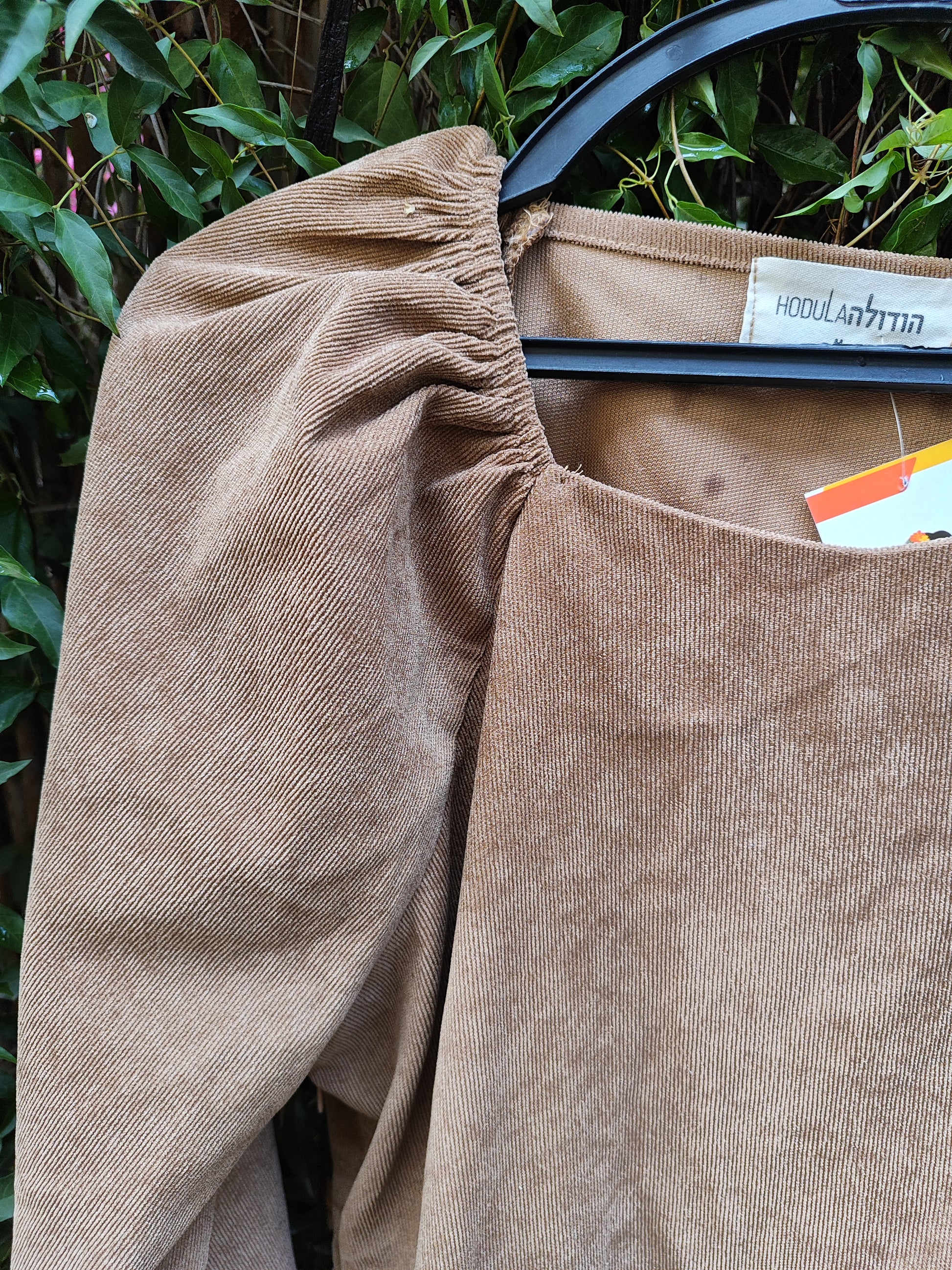 שמלת קורדרויי מדורגת בצבע מוקה - Image 3 by HODULA