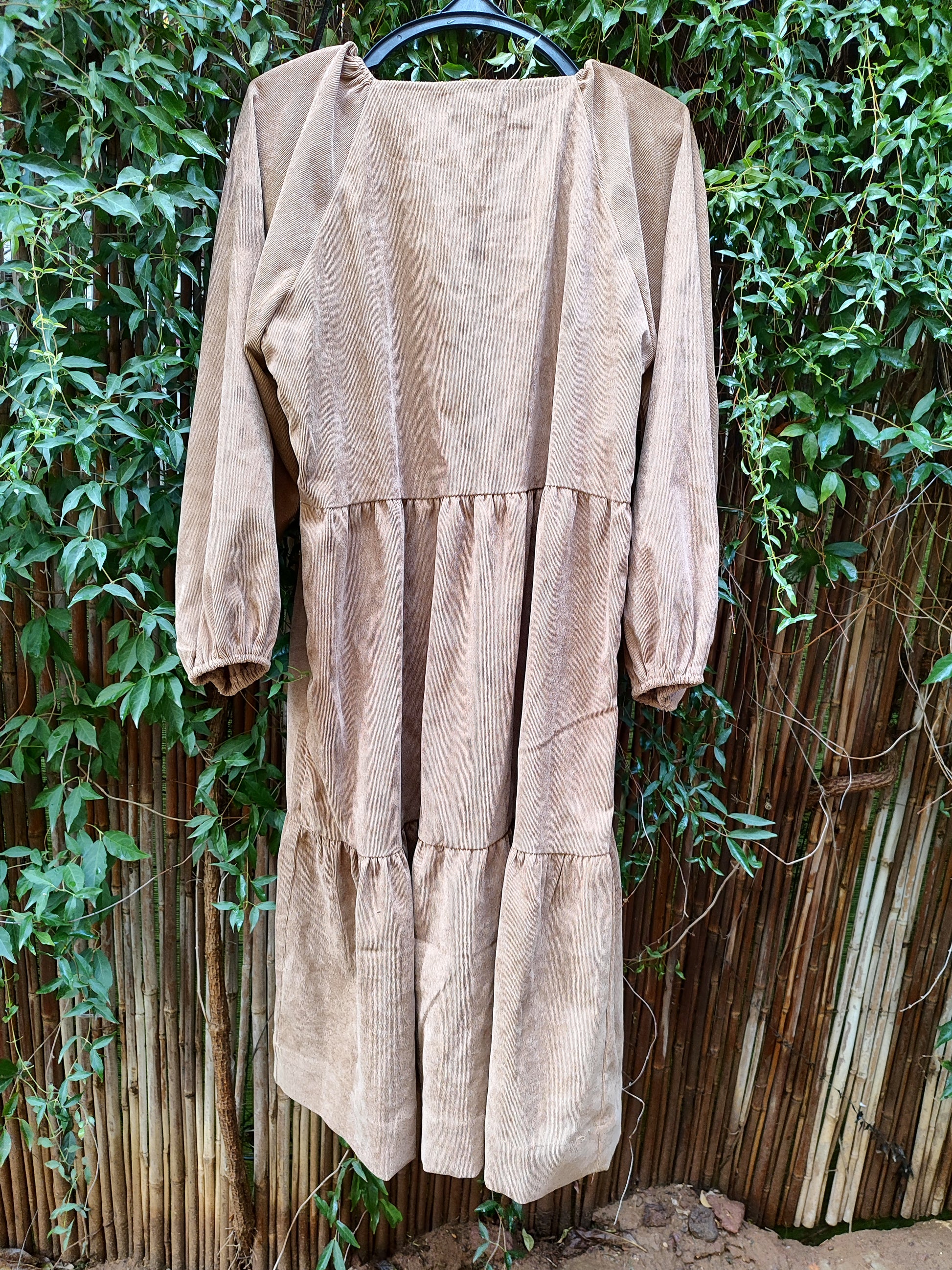 שמלת קורדרויי מדורגת בצבע מוקה - Image 4 by HODULA