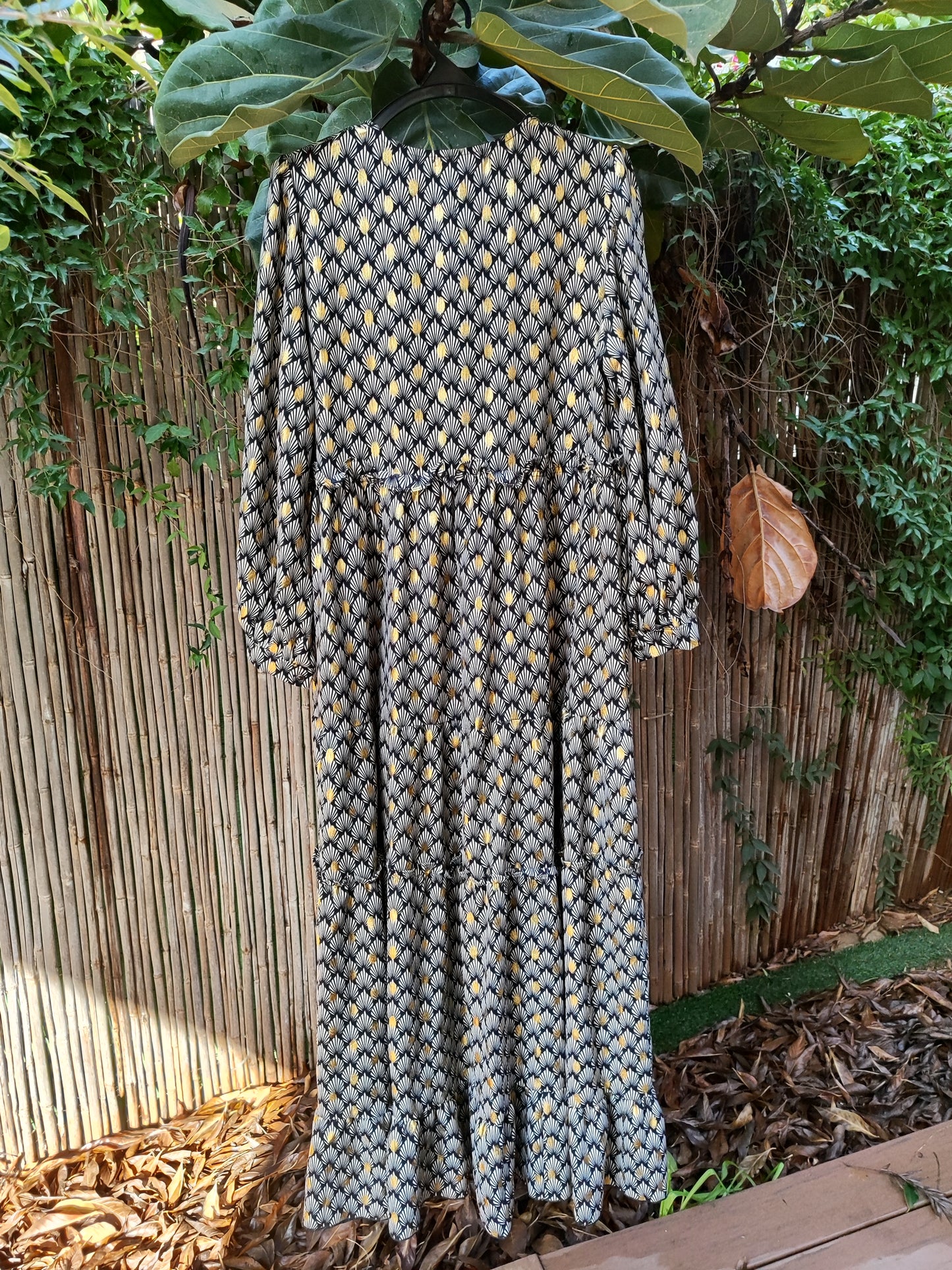 שמלת הדפס נוצות טווס בנגיעות זהב - Image 4 by Hadas