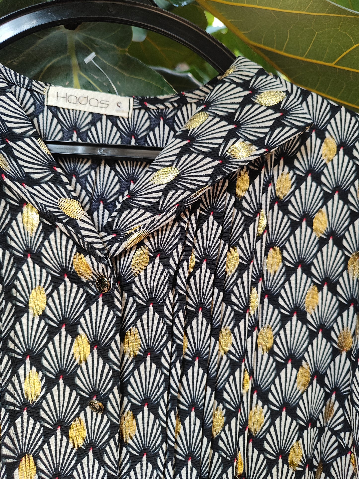 שמלת הדפס נוצות טווס בנגיעות זהב - Image 5 by Hadas