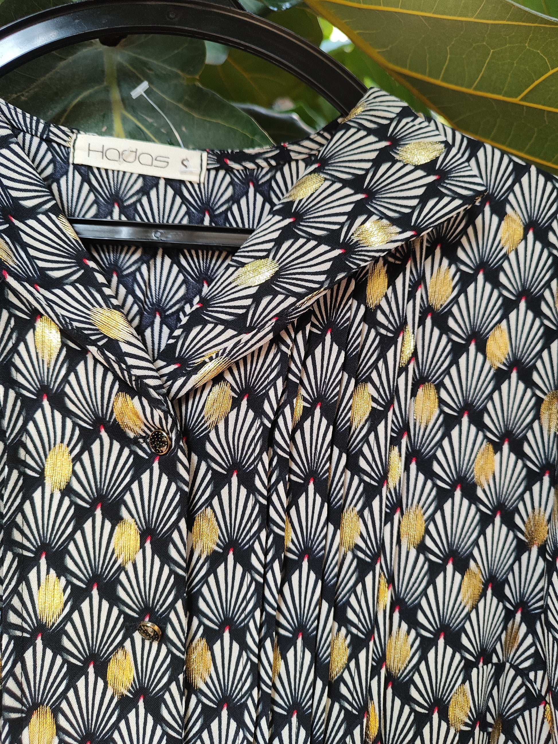 שמלת הדפס נוצות טווס בנגיעות זהב - Image 5 by Hadas