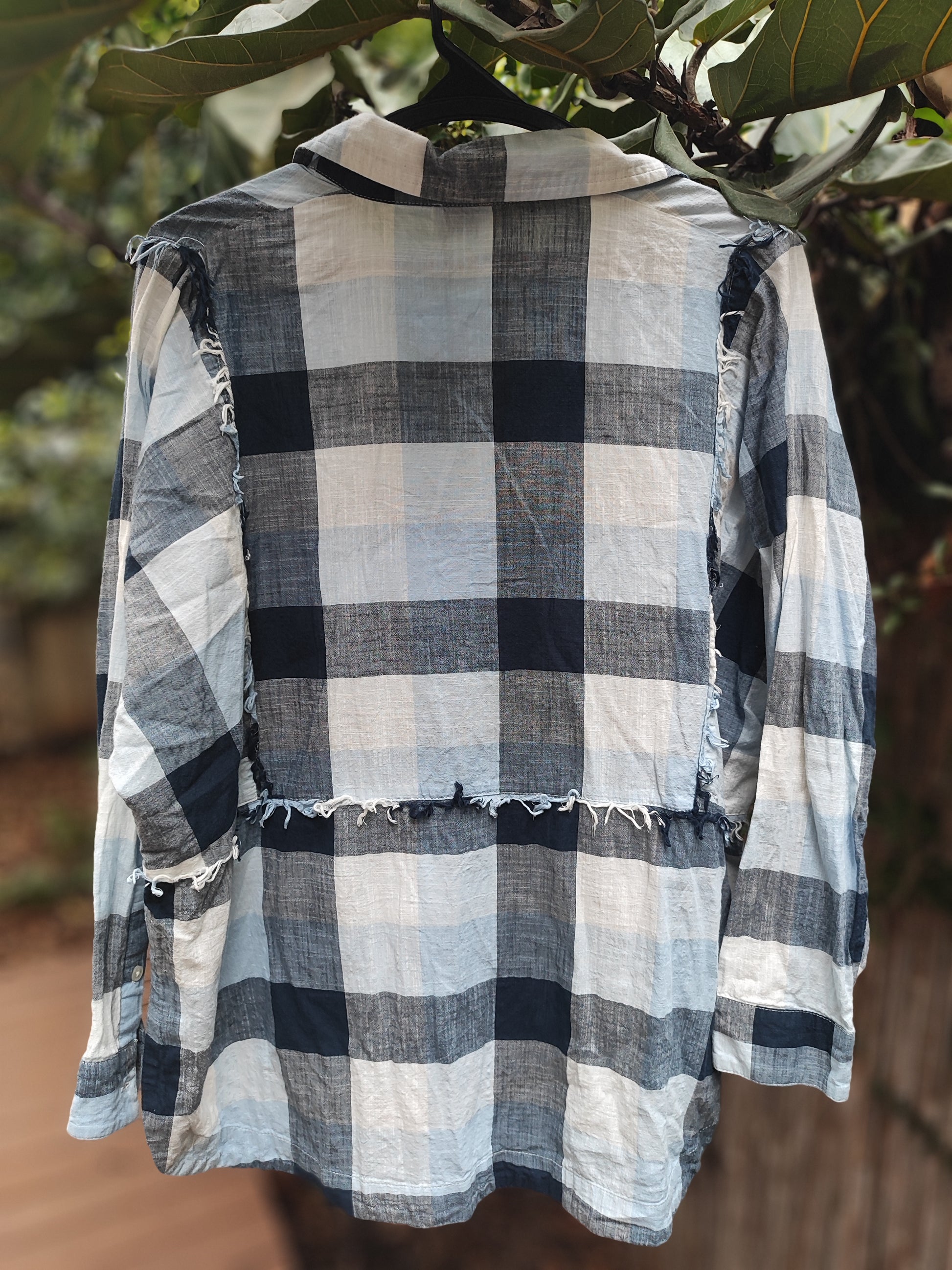 חולצת משבצות בגווני תכלת אפור עם שוונצים - Image 5 by Sack's