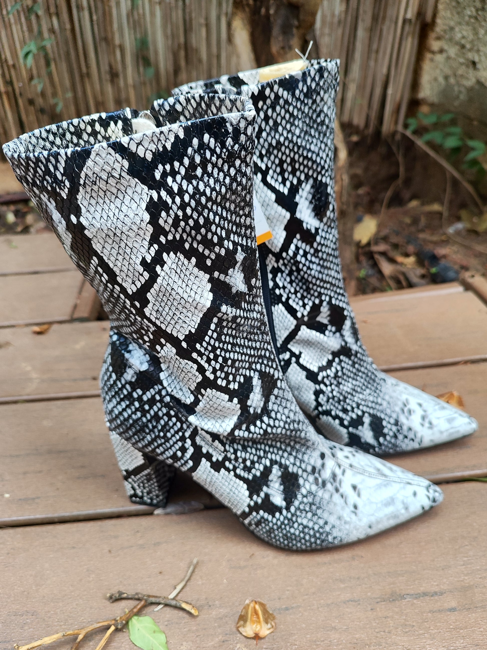 מגפיים דמוי נחש שחור לבן  - Image 3