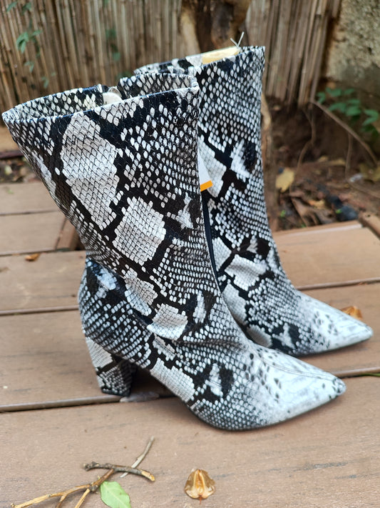 מגפיים דמוי נחש שחור לבן  - Image 3