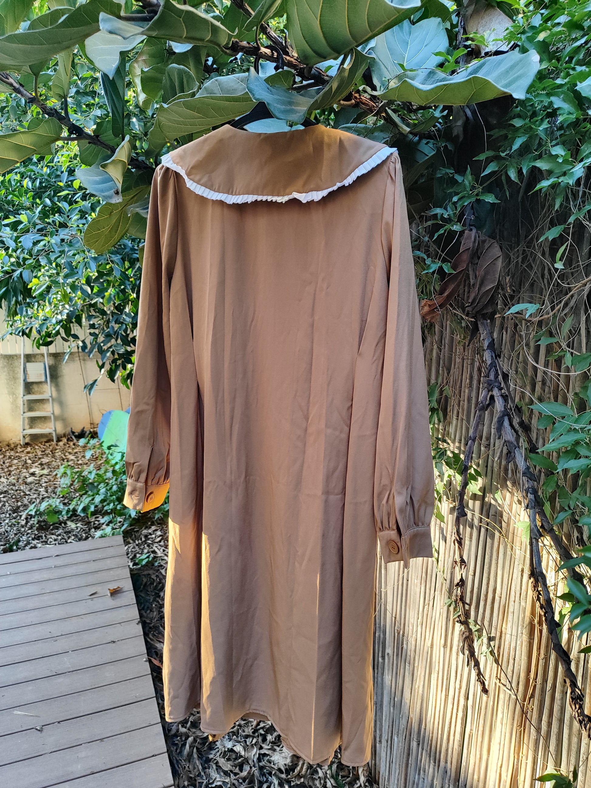 שמלת וינטג' מוקה במקופלת לבנה בצווארון - Image 5