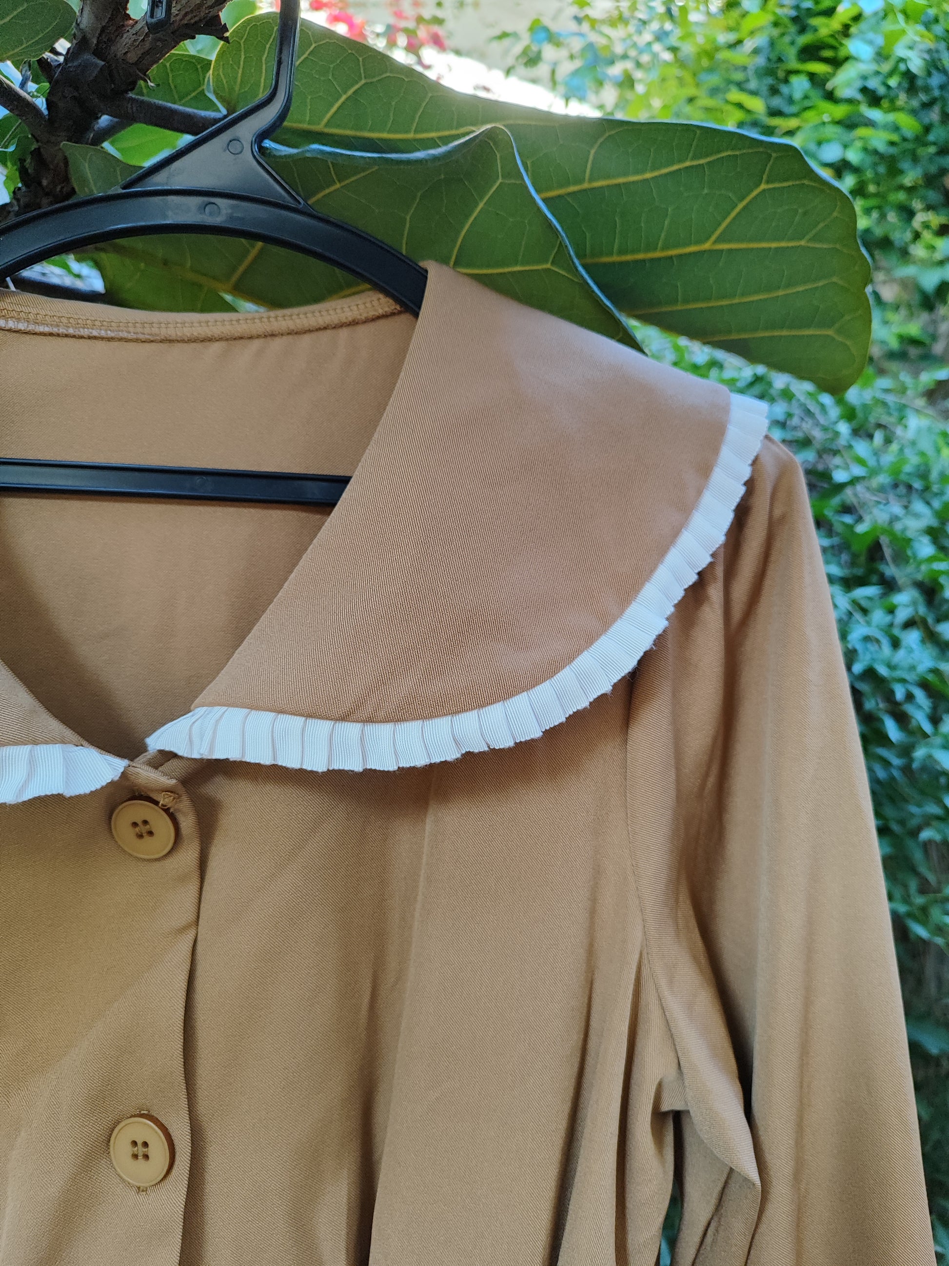 שמלת וינטג' מוקה במקופלת לבנה בצווארון - Image 4