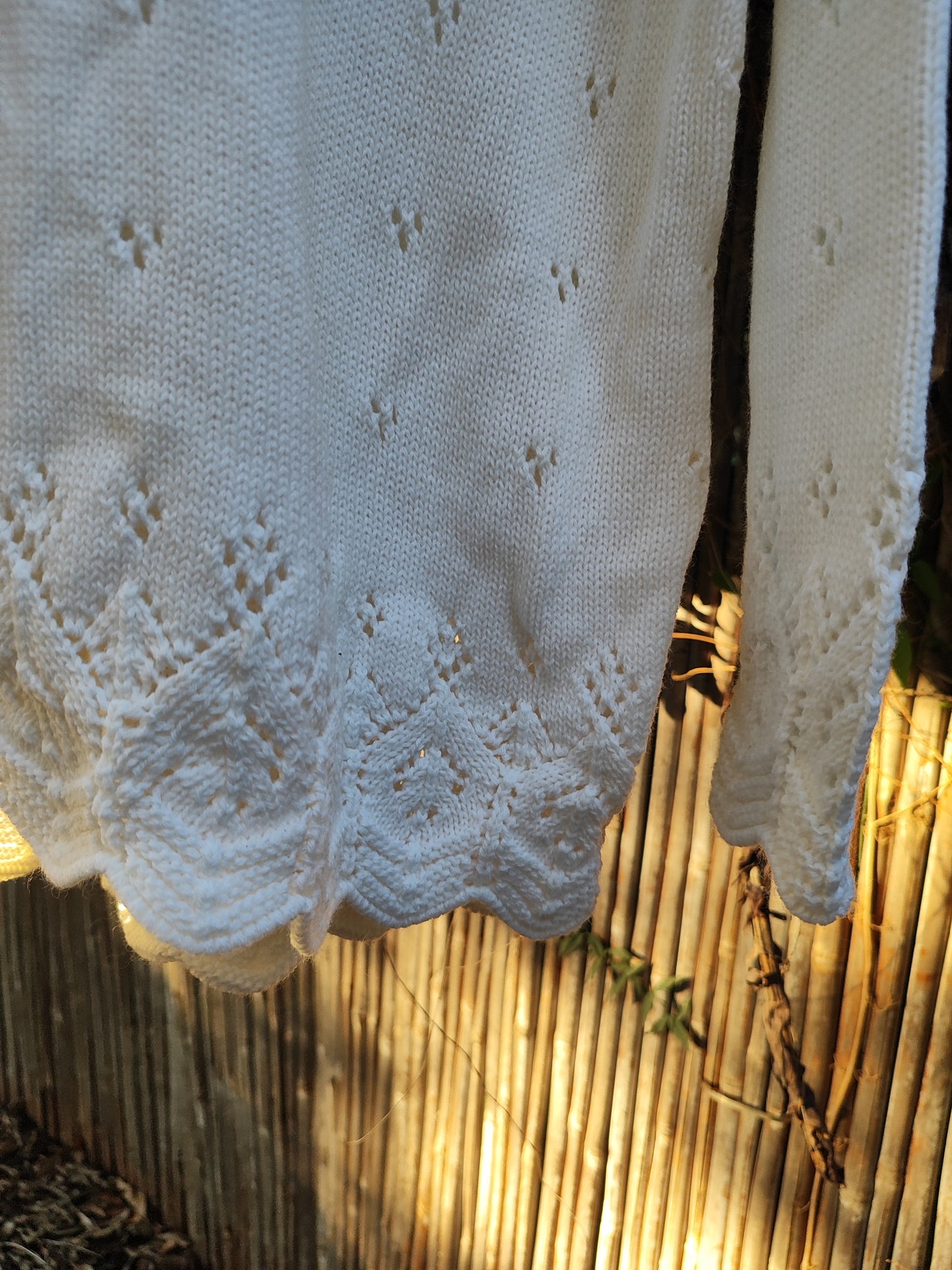 סוודר קרושה לבן בטיפות מפוזרות  - Image 3