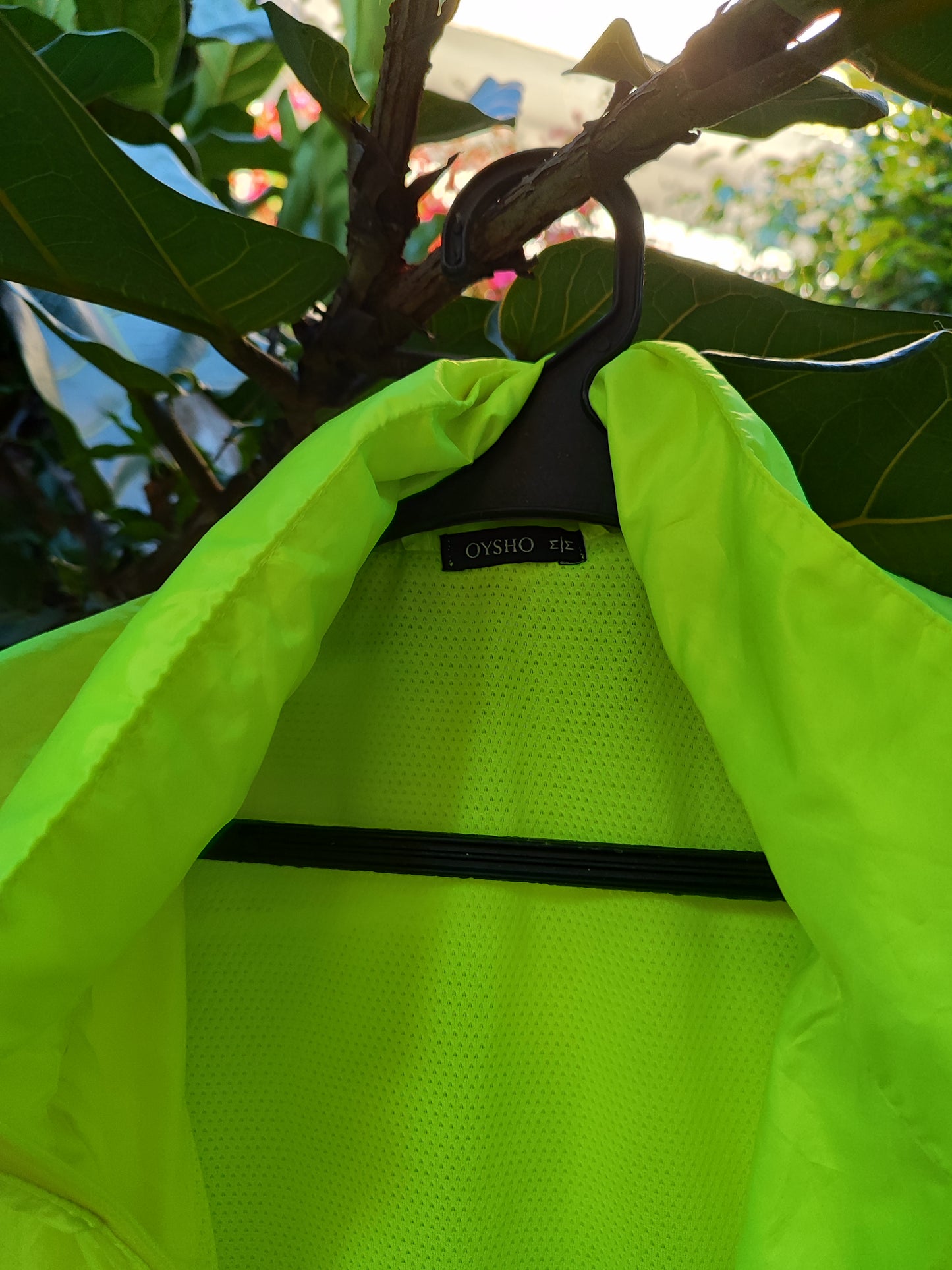 מעיל גשם זוהר צהוב ובטיחותי  - Image 2 by Oysho