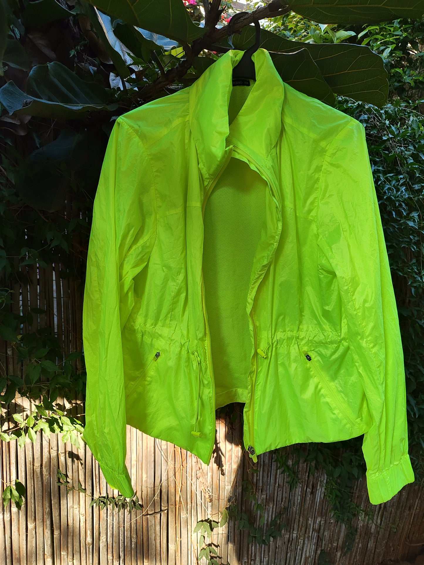 מעיל גשם זוהר צהוב ובטיחותי  - Image 4 by Oysho