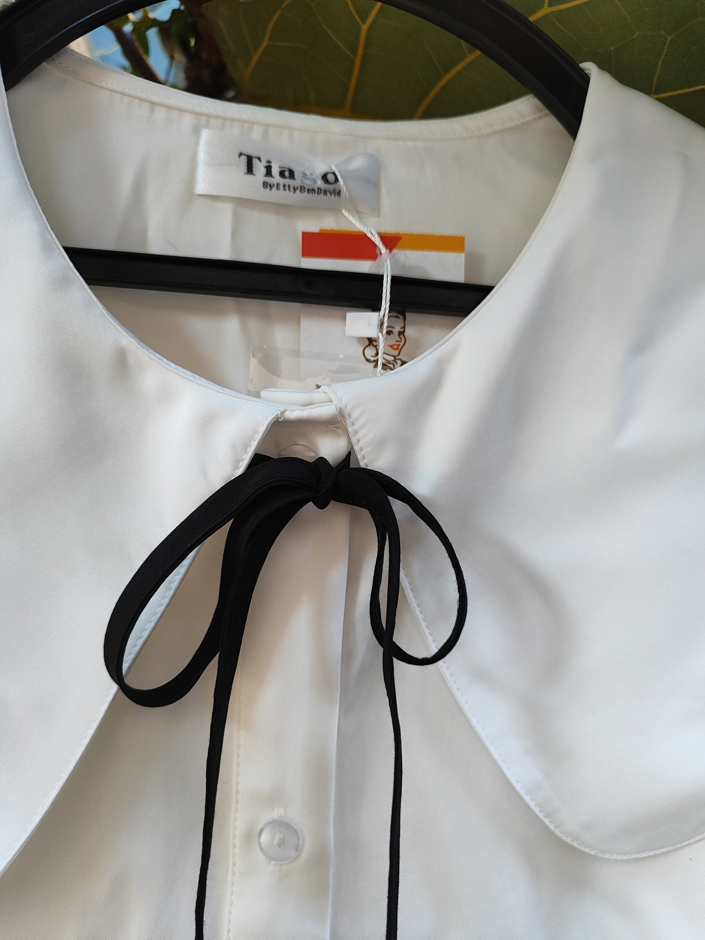 חולצה לבנה וסרטים שחורים סוגרים - Image 3 by Tiago