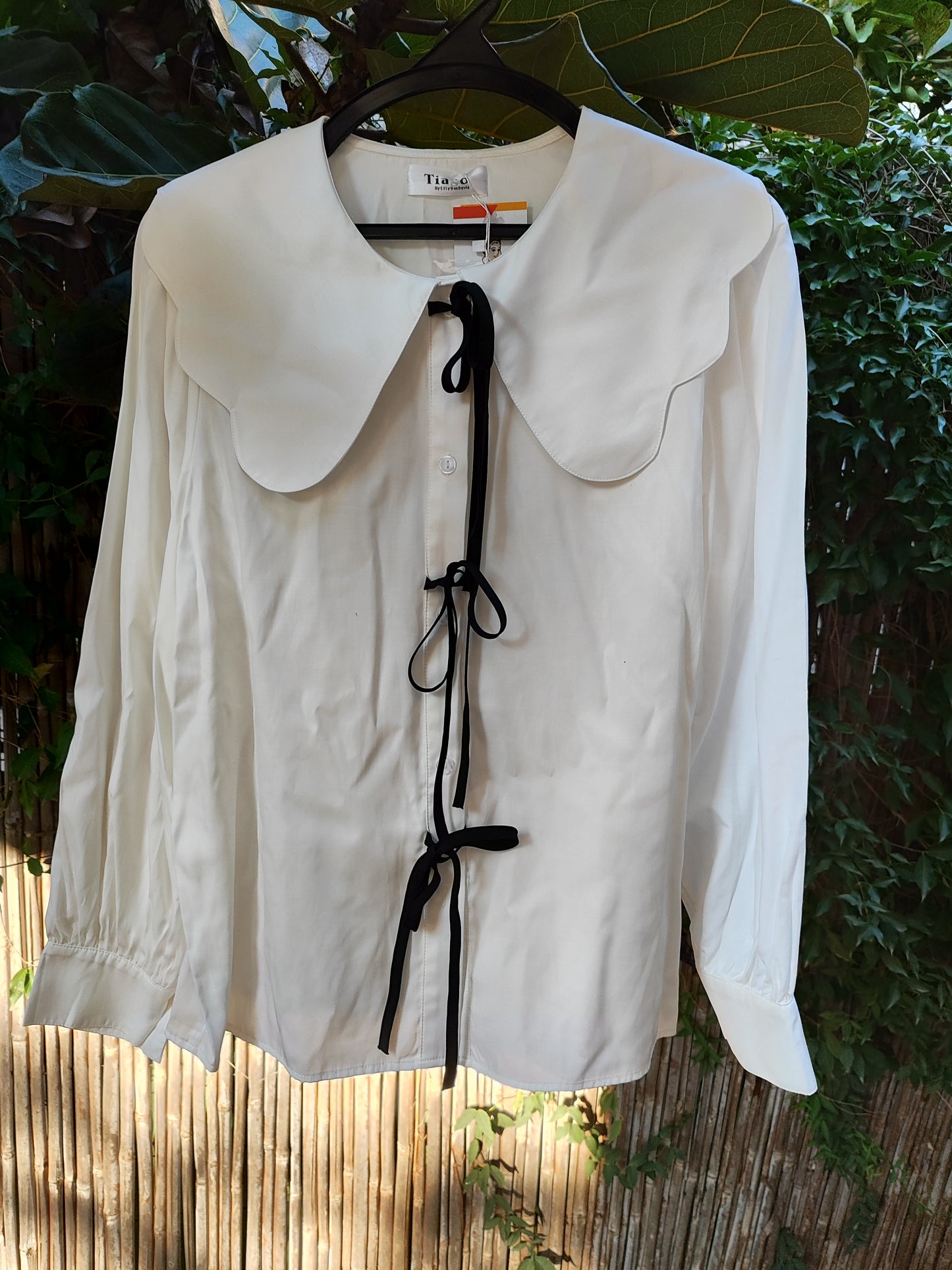 חולצה לבנה וסרטים שחורים סוגרים - Image 4 by Tiago