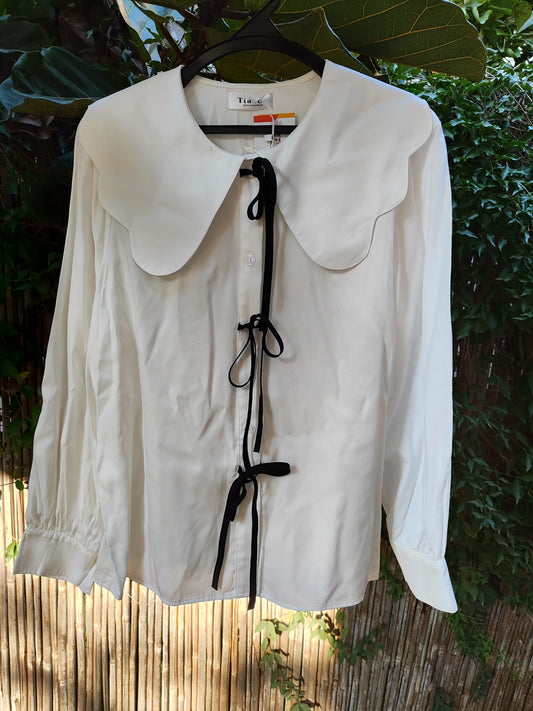 חולצה לבנה וסרטים שחורים סוגרים - Image 4 by Tiago