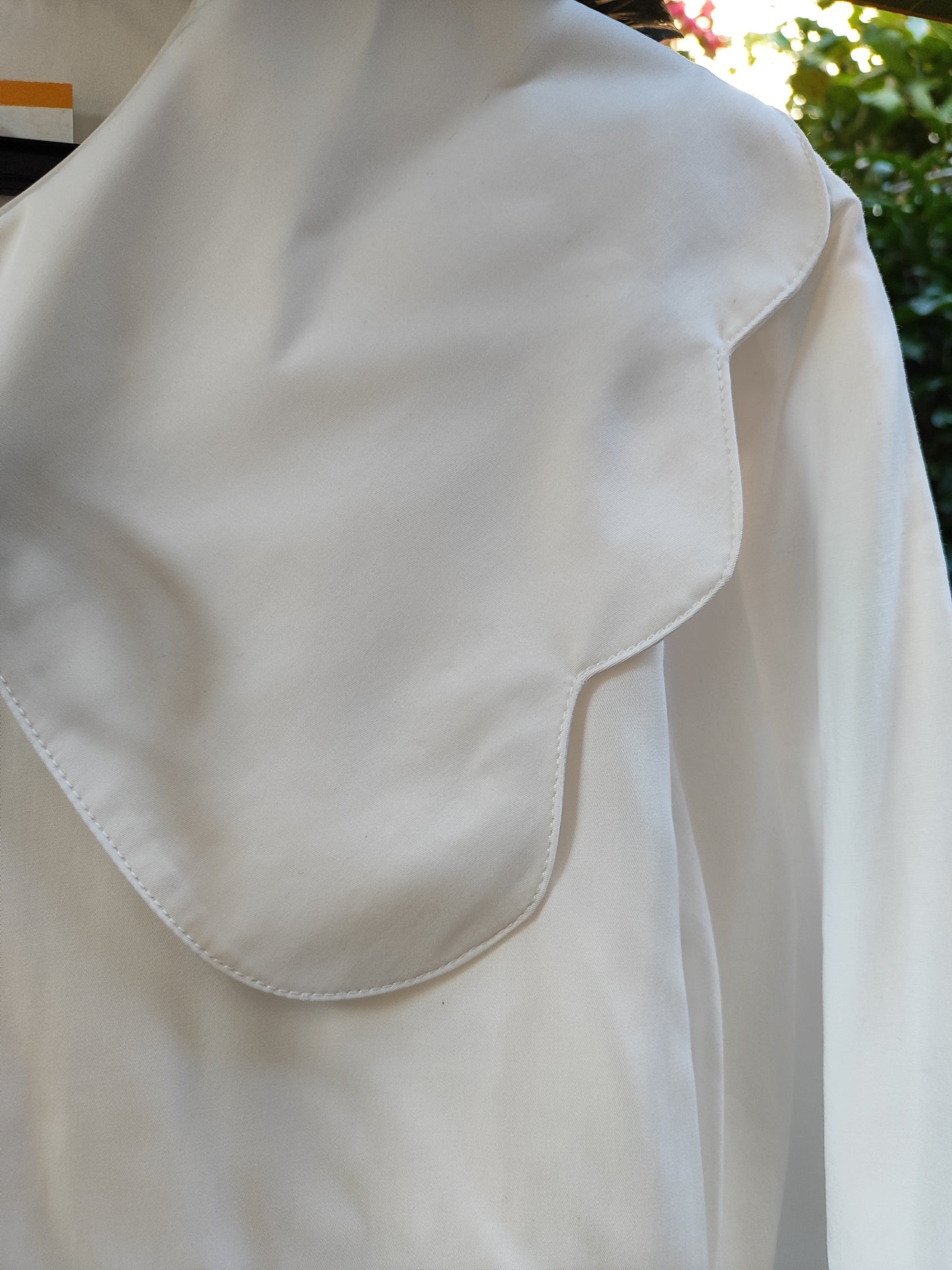 חולצה לבנה וסרטים שחורים סוגרים - Image 5 by Tiago